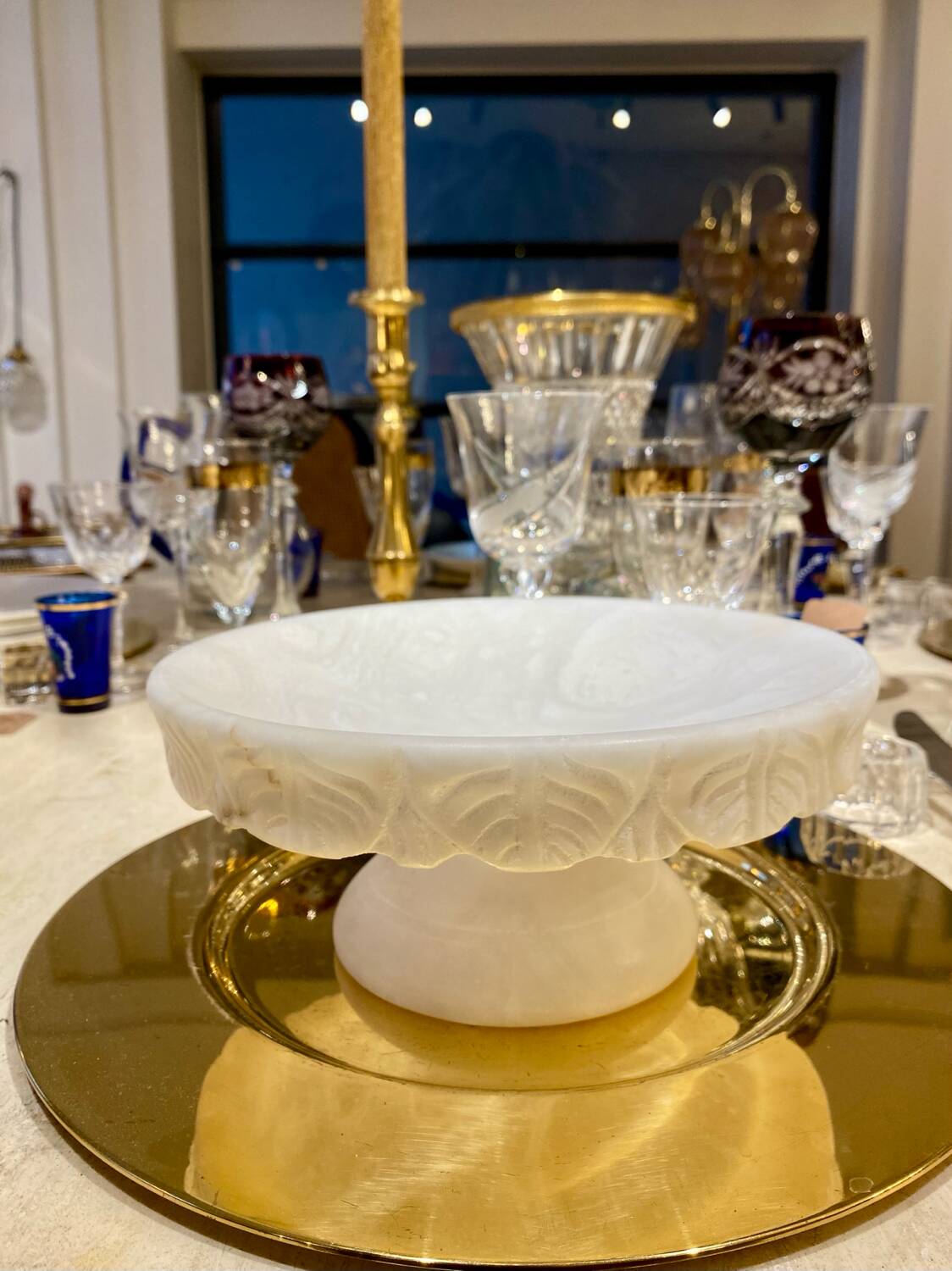 Fruit bowl or empty pocket in carved alabaster