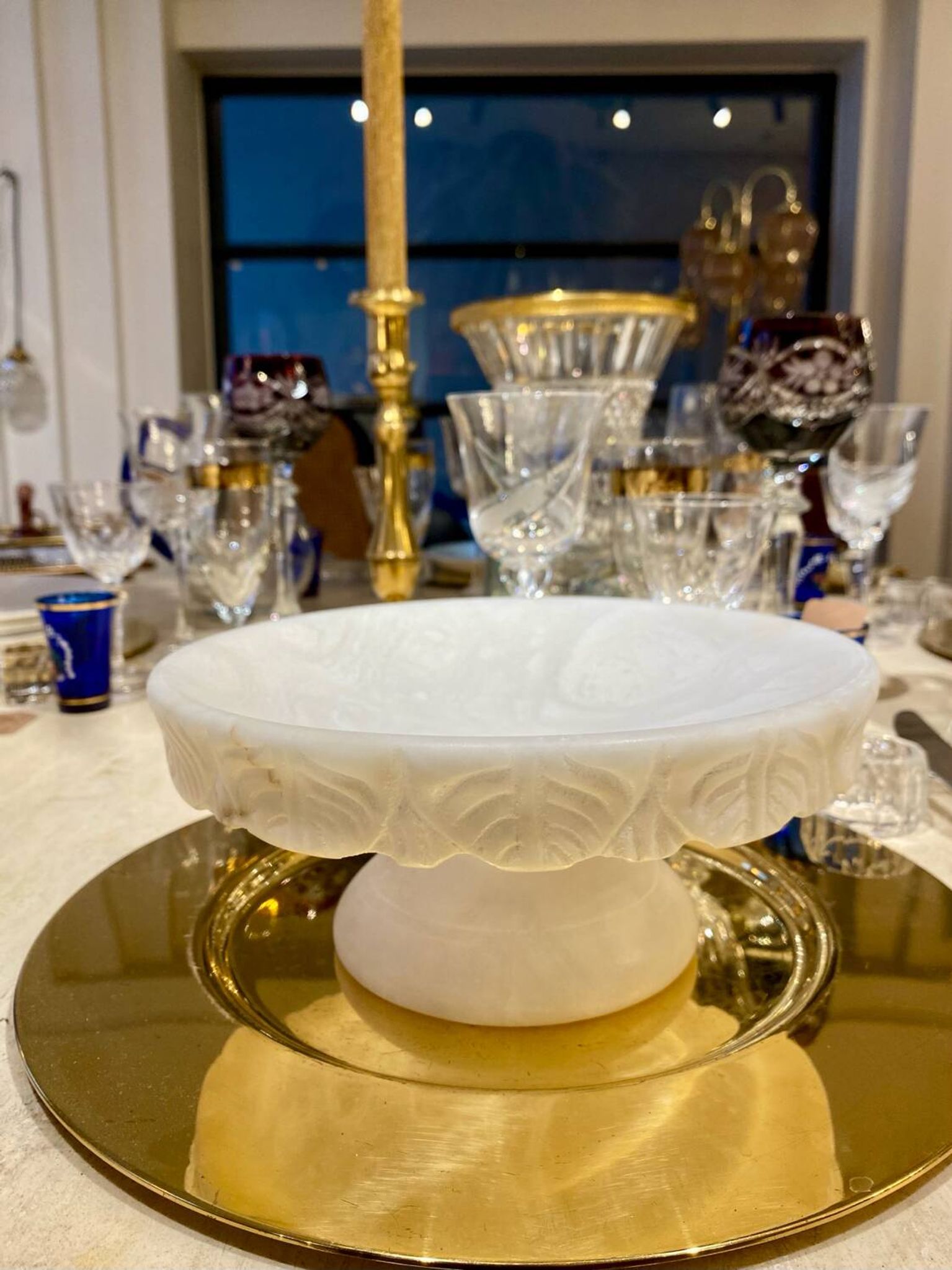 Fruit bowl or empty pocket in carved alabaster