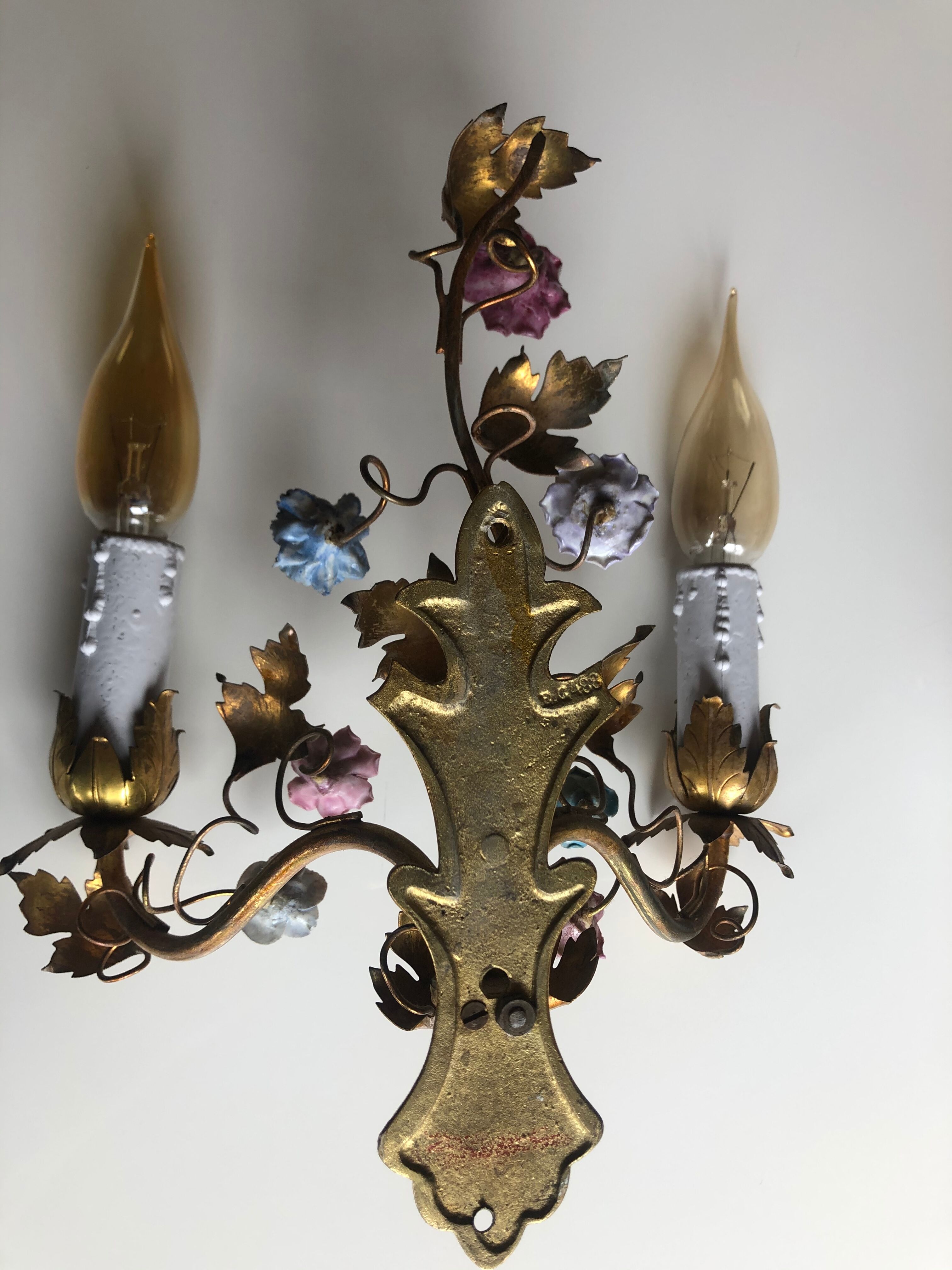 Two bronze wall light decorated with flowers in german porcelain