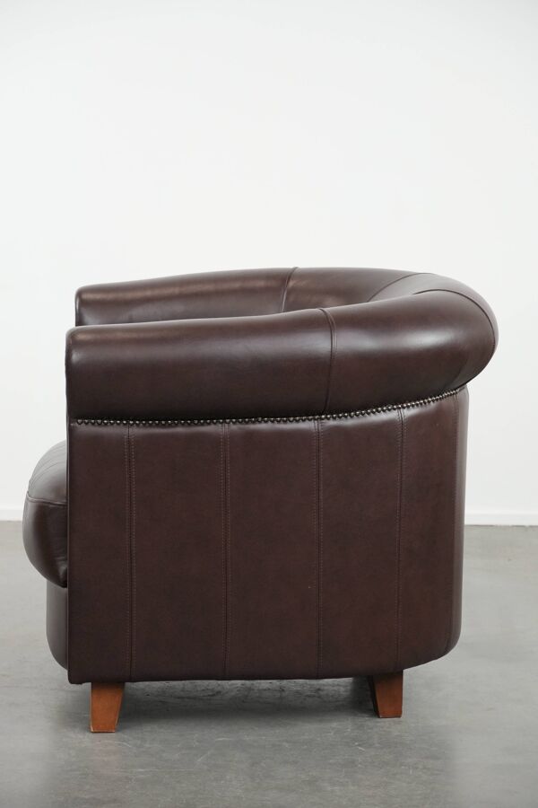 Fauteuil club en cuir rond de style anglais en très bon état.