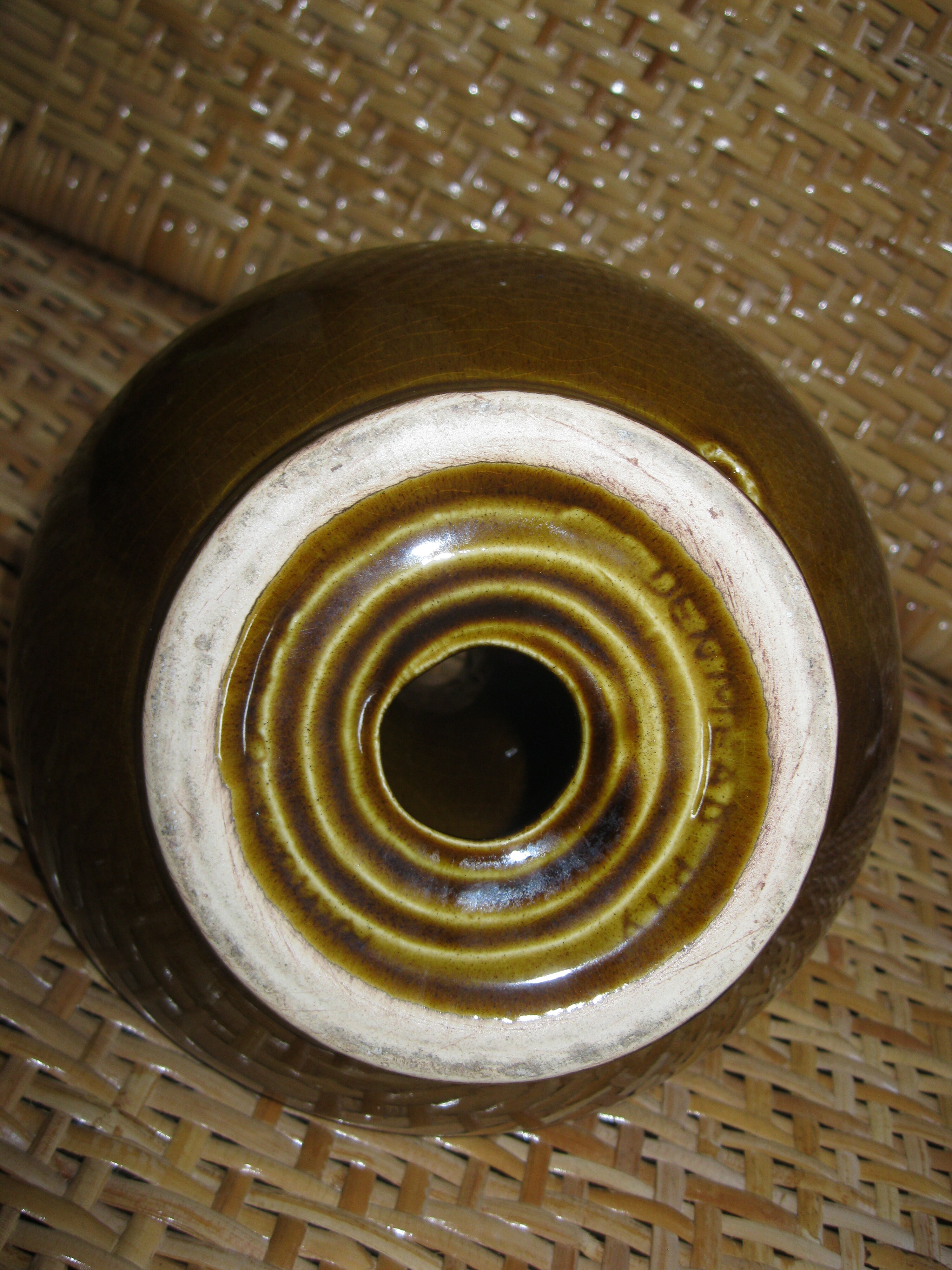 Enamelled ceramic lamp base