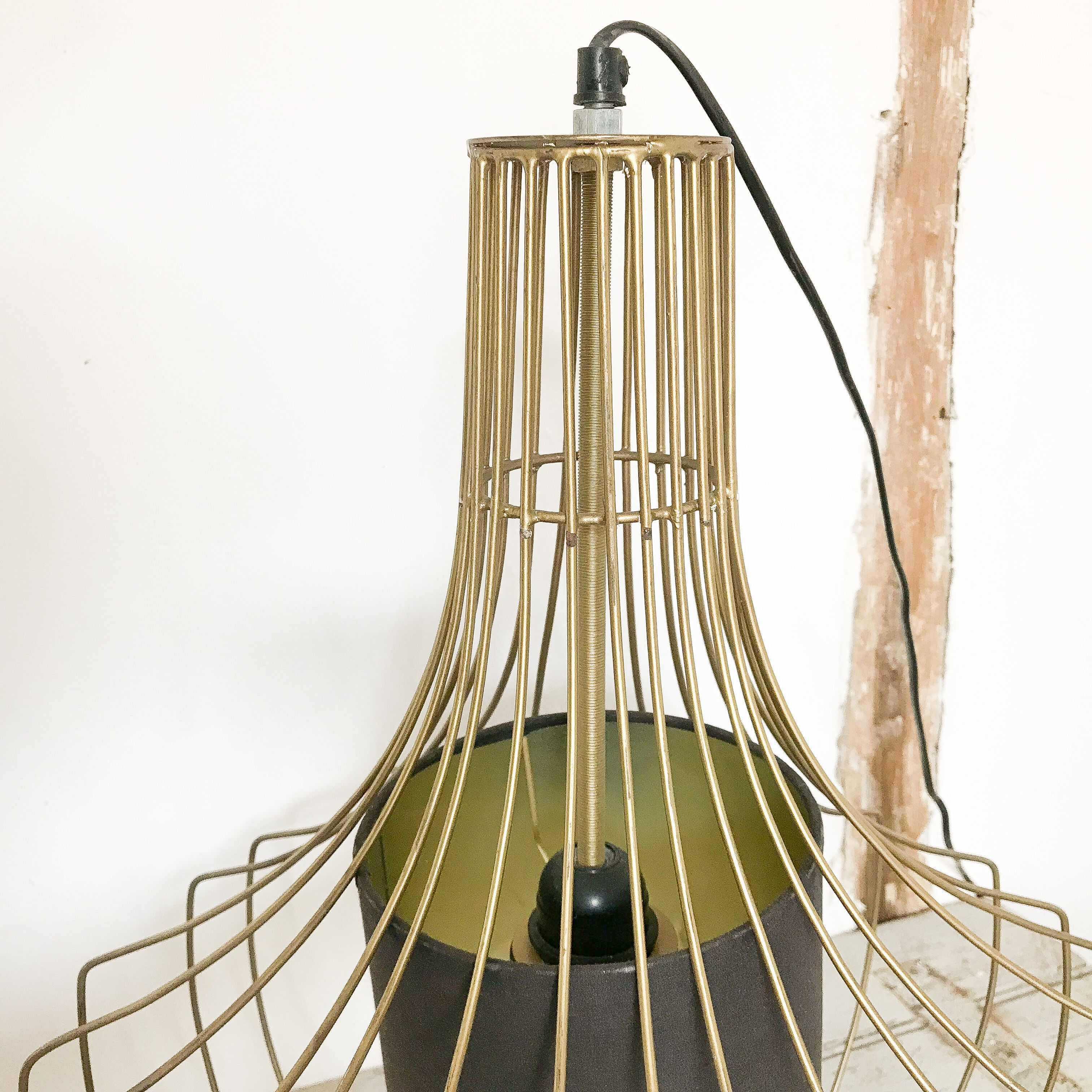 Pear-shaped gold wired suspension