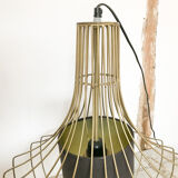 Pear-shaped gold wired suspension