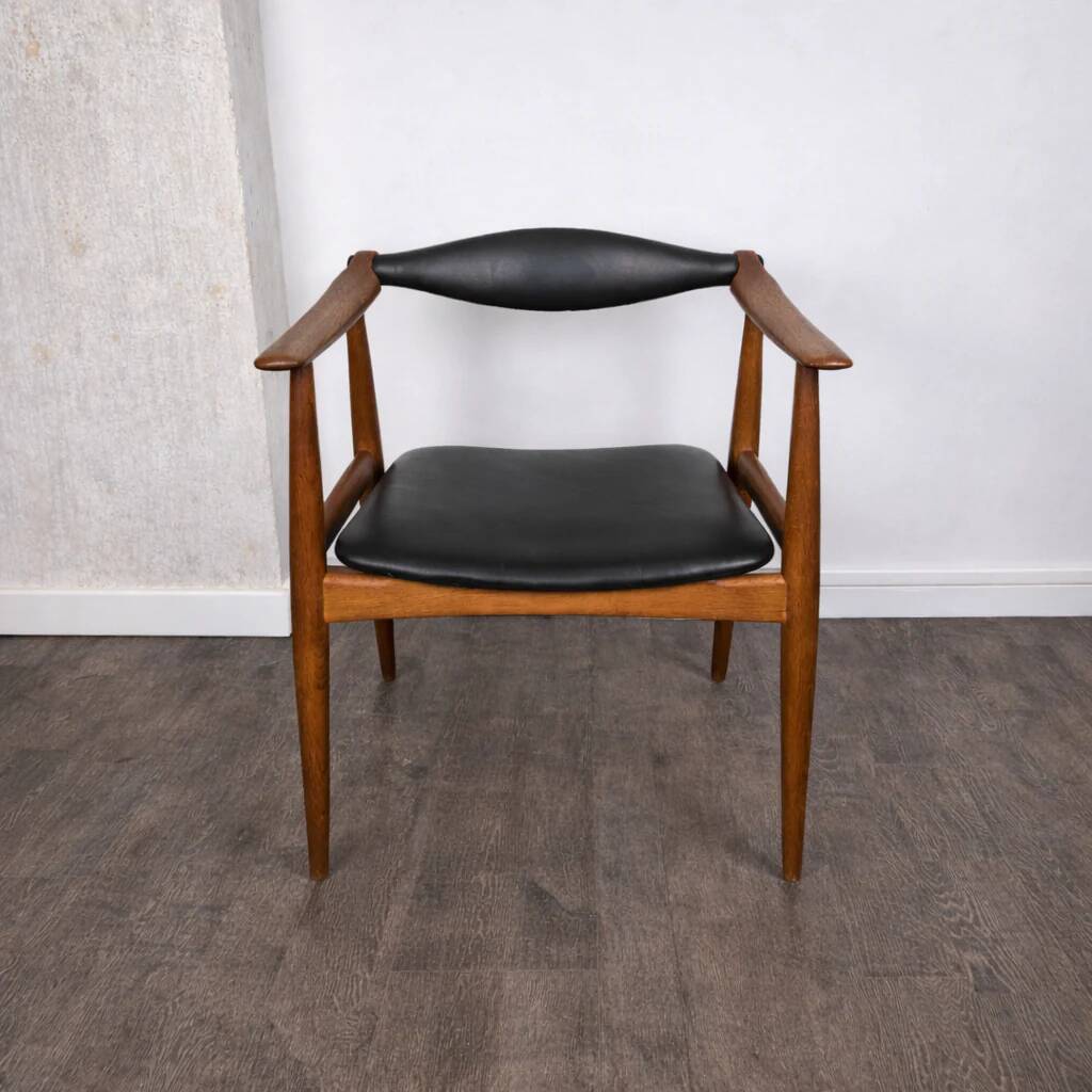 Chaise en chêne et cuir noir, modèle "Yoke" CH-34 par Hans J. Wegner pour Carl Hansen & Søn, Danemark, 1960.