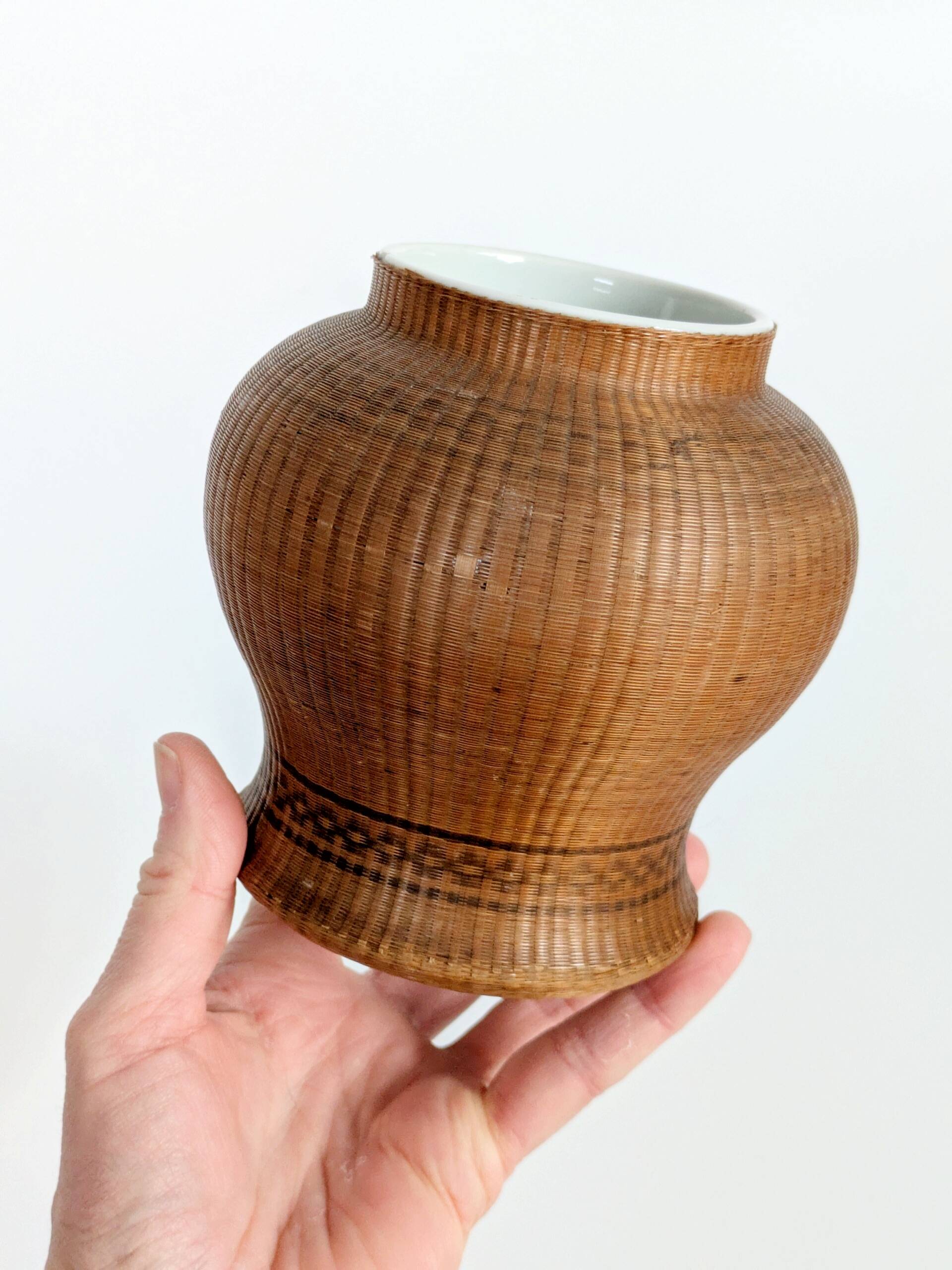 Pair of vintage Chinese vases in porcelain and woven bamboo.