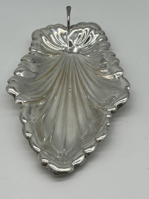 Pretty silver-plated metal leaf-shaped dish - Dimensions 30 x 18 cm