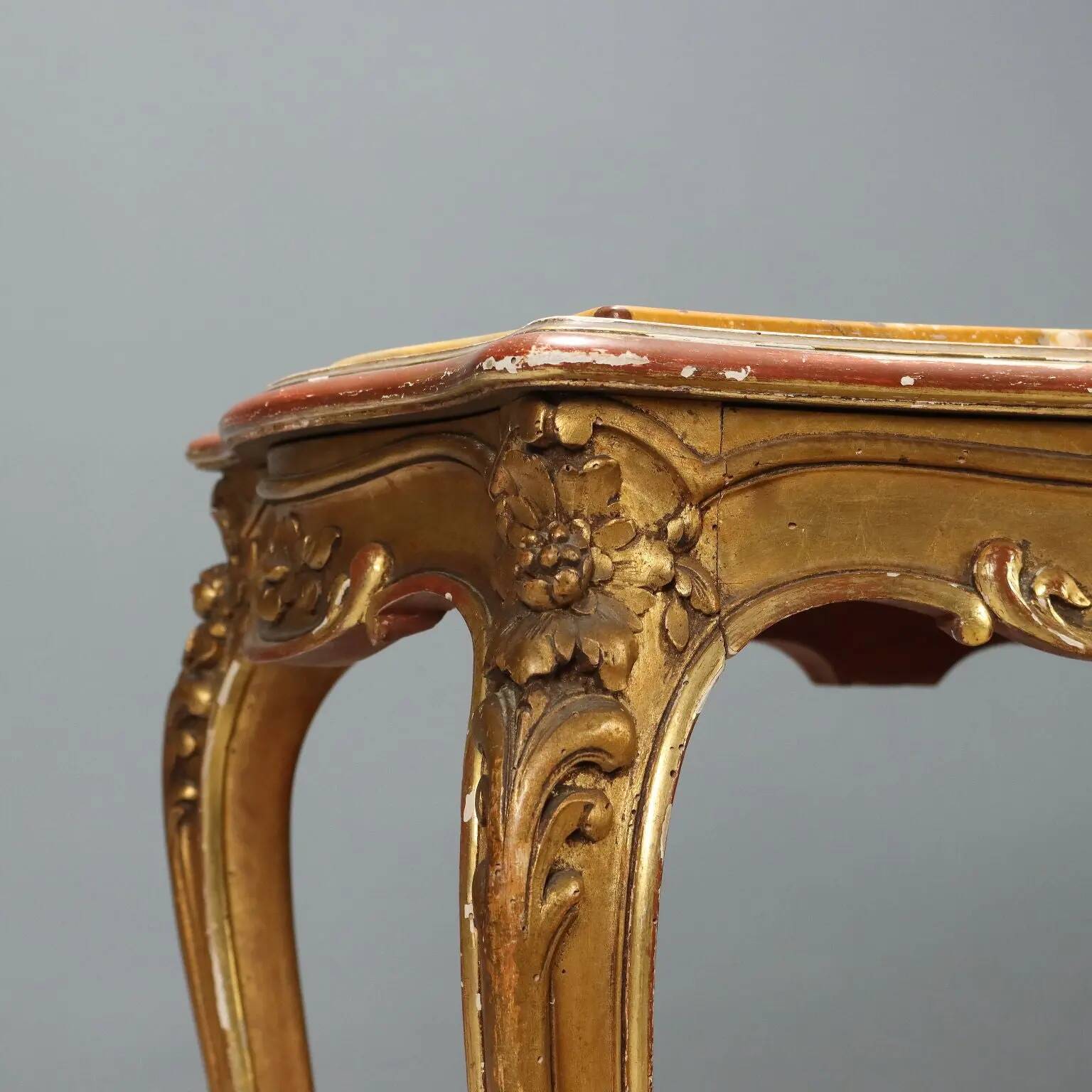 Petite table ancienne style baroque en bois sculpté, Italie, XIXe siècle