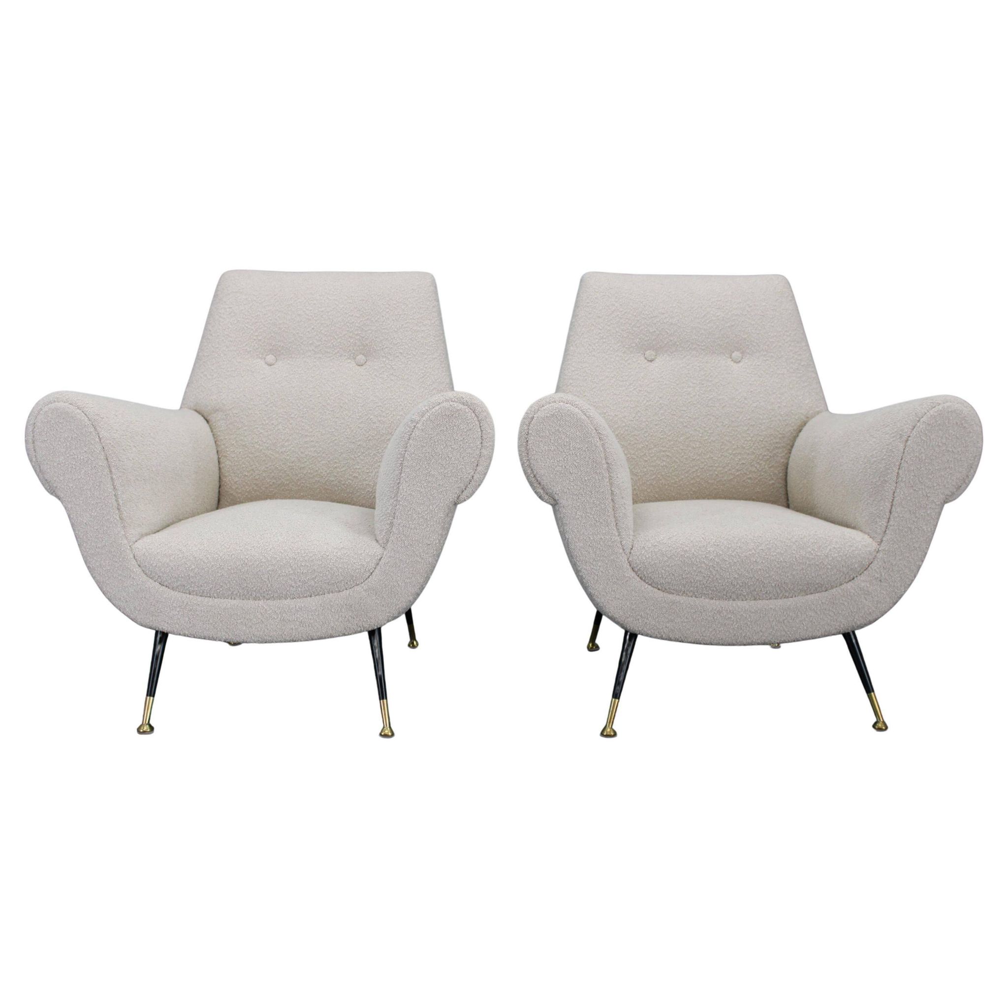 Paire de fauteuils bouclés italiens du milieu du siècle, pieds en fer et laiton, années 1950