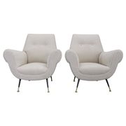 Paire de fauteuils bouclés italiens du milieu du siècle, pieds en fer et laiton, années 1950