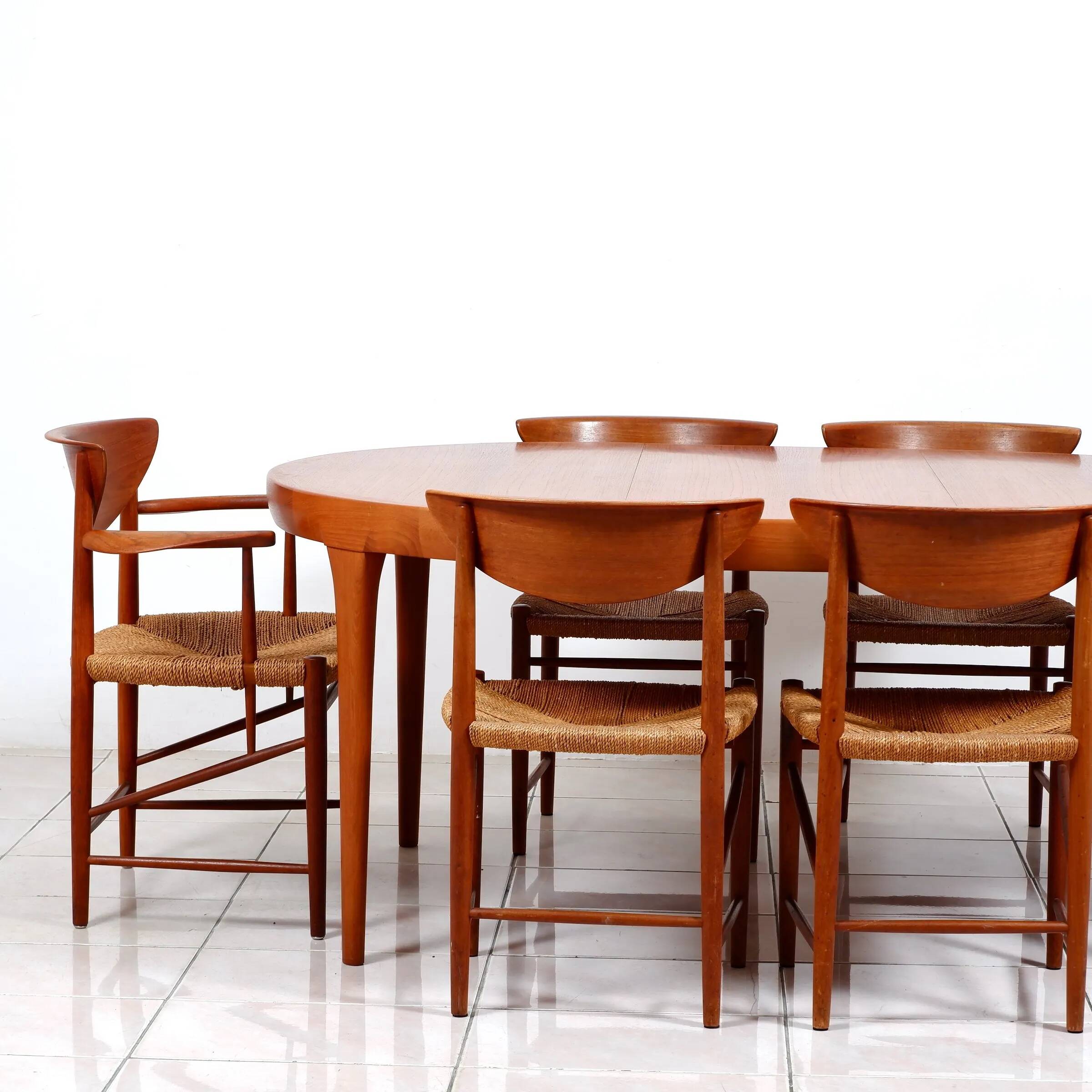 Round dining table in teak by Ib Kofod Larsen for Faarup Mobelfabrik