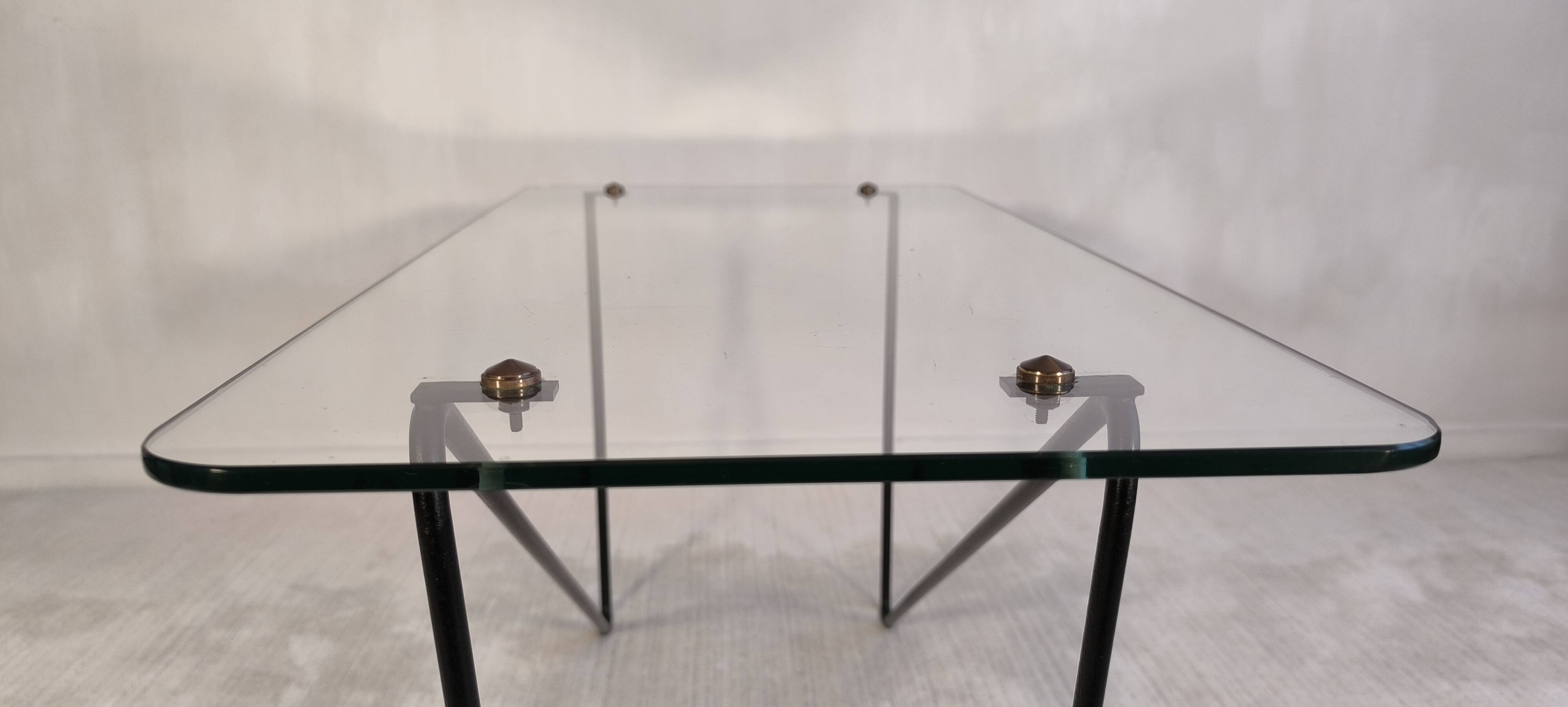 Superb asymmetrical coffee table AIRBORNE 1950s glass and lacquered metal.