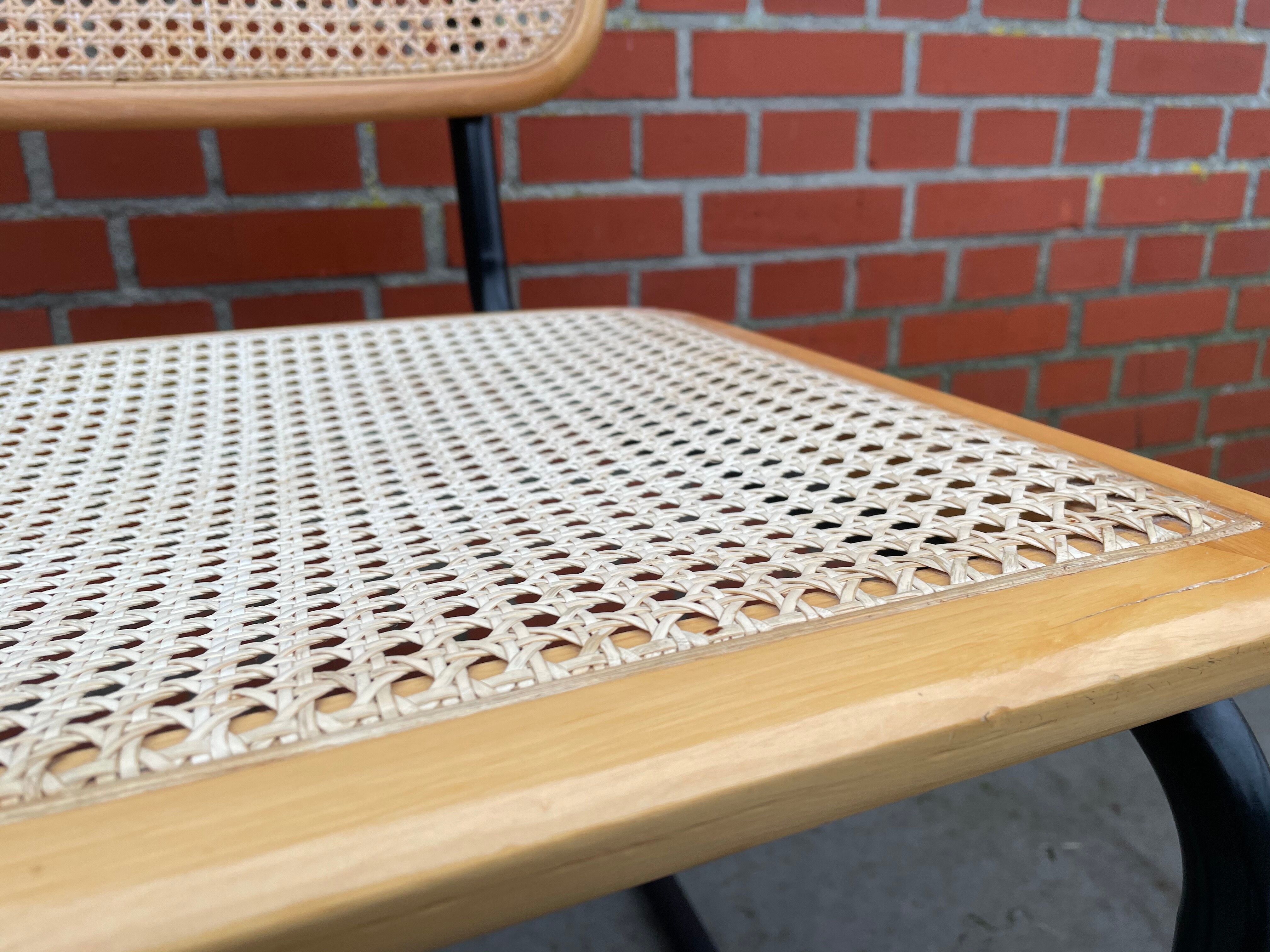 Chaise modèle Cesca conçue par Marcel Breuer avec accoudoirs à structure noire