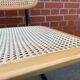 Chaise modèle Cesca conçue par Marcel Breuer avec accoudoirs à structure noire