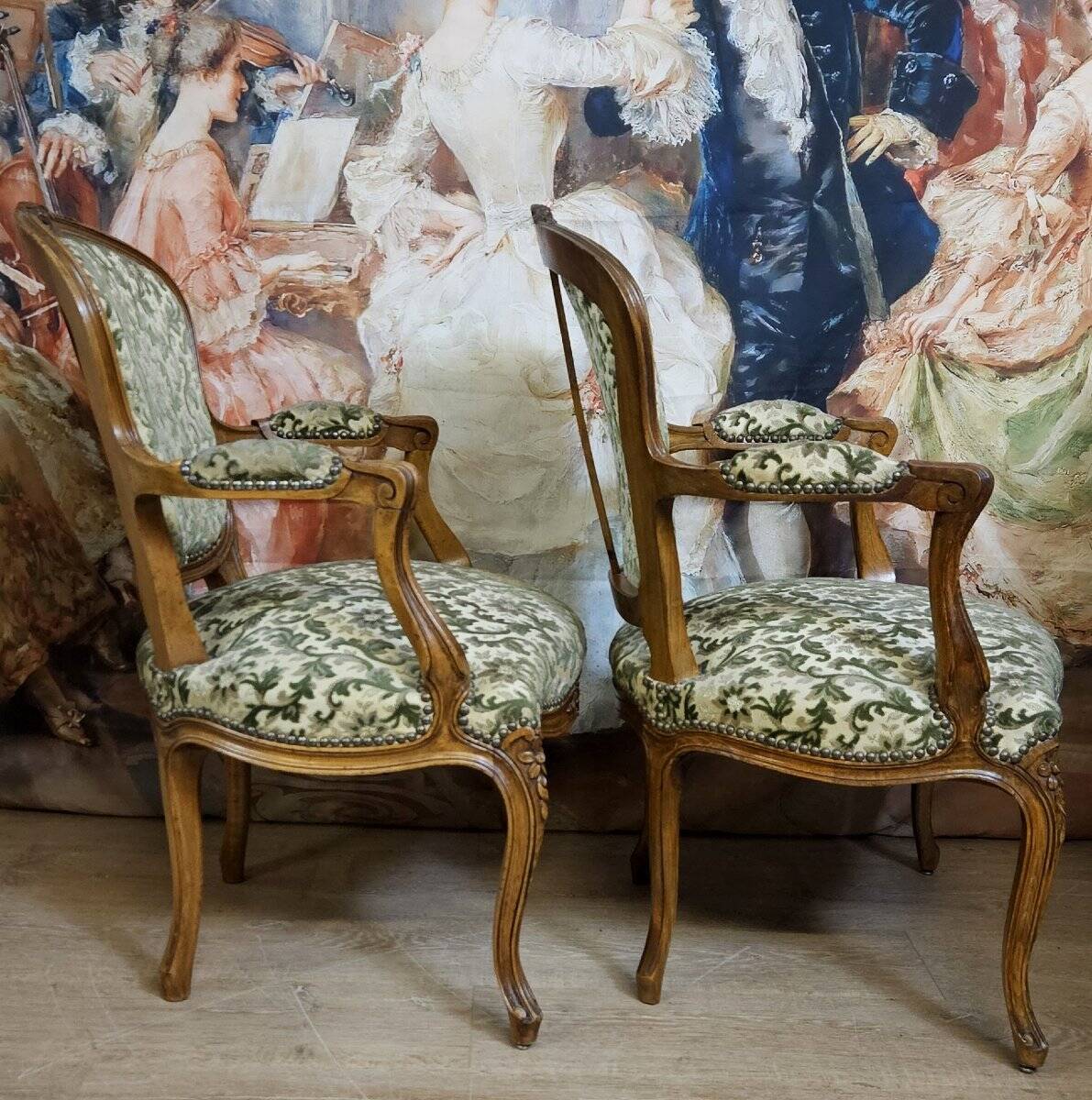 Paire de fauteuils style Louis XV, en bois massif finement sculpté