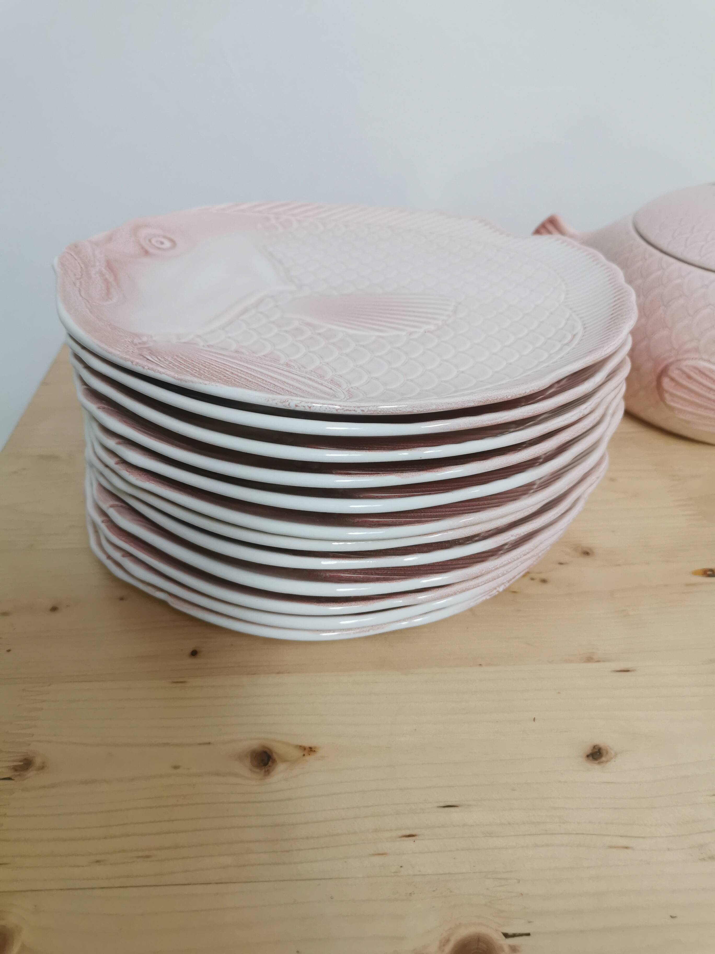 Pink fish service