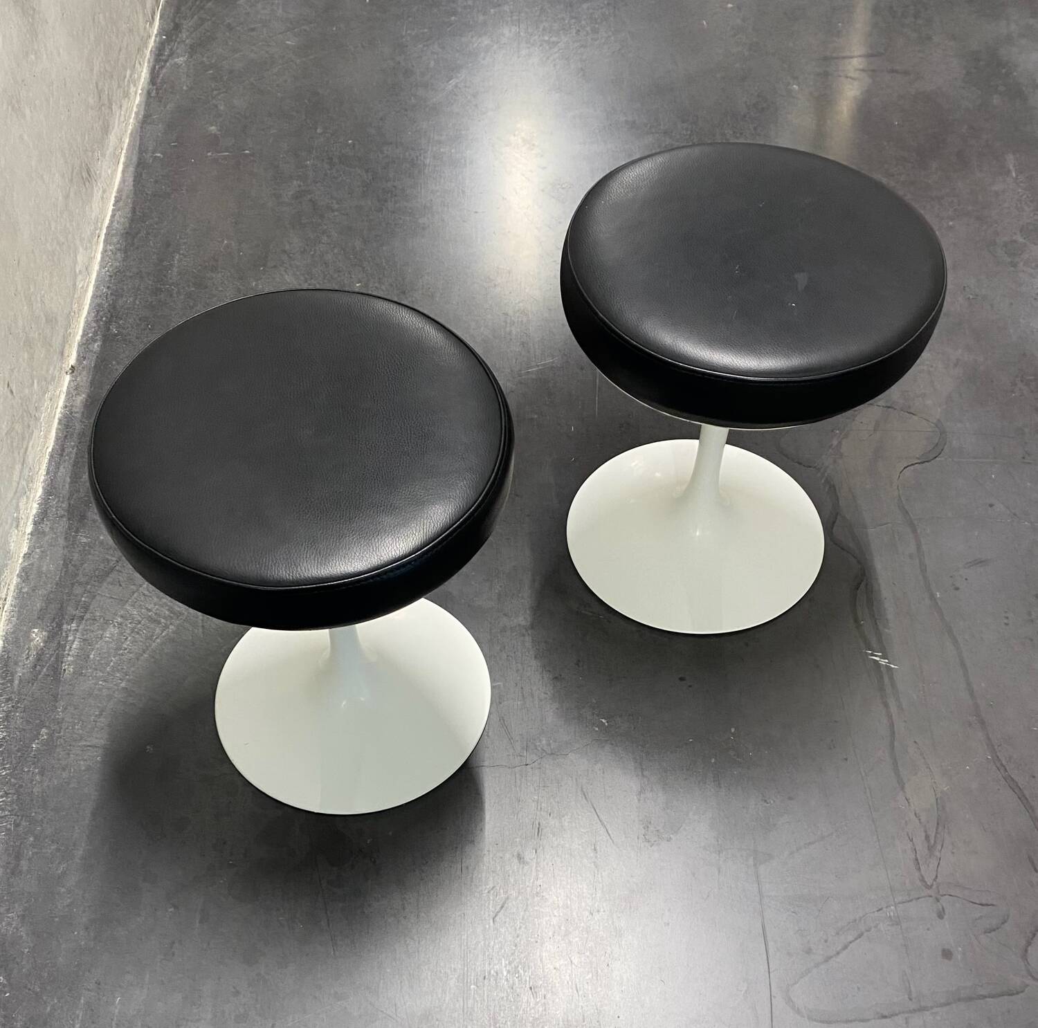 2x Eero Saarinen Tulip Stools black leather Knoll