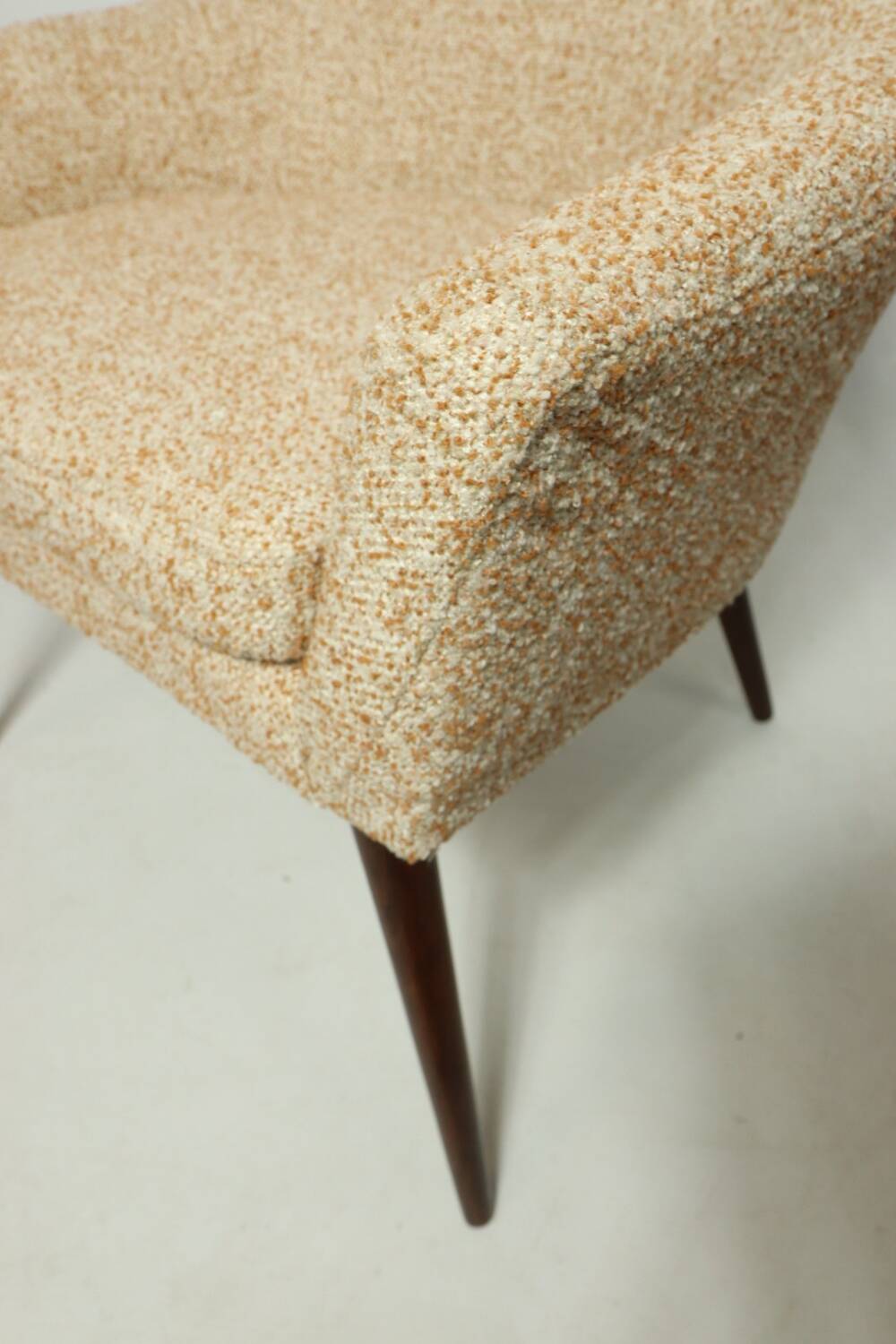 Modern fauteuil en bois orange polka dot bouclé tissus 1960 cocktail fauteuil de salon