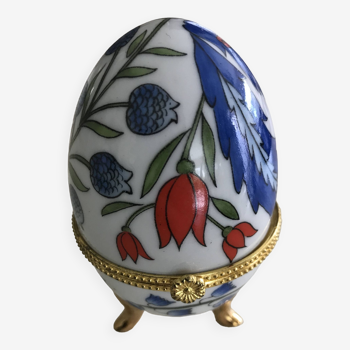 Egg-shaped porcelain box