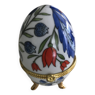 Egg-shaped porcelain box