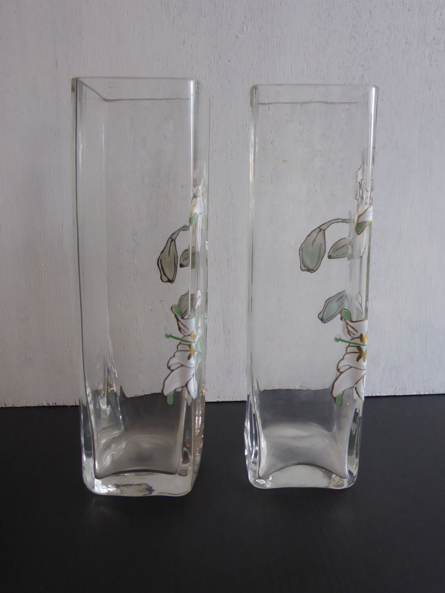 Paire de vases anciens en verre émaillé à décor d'iris