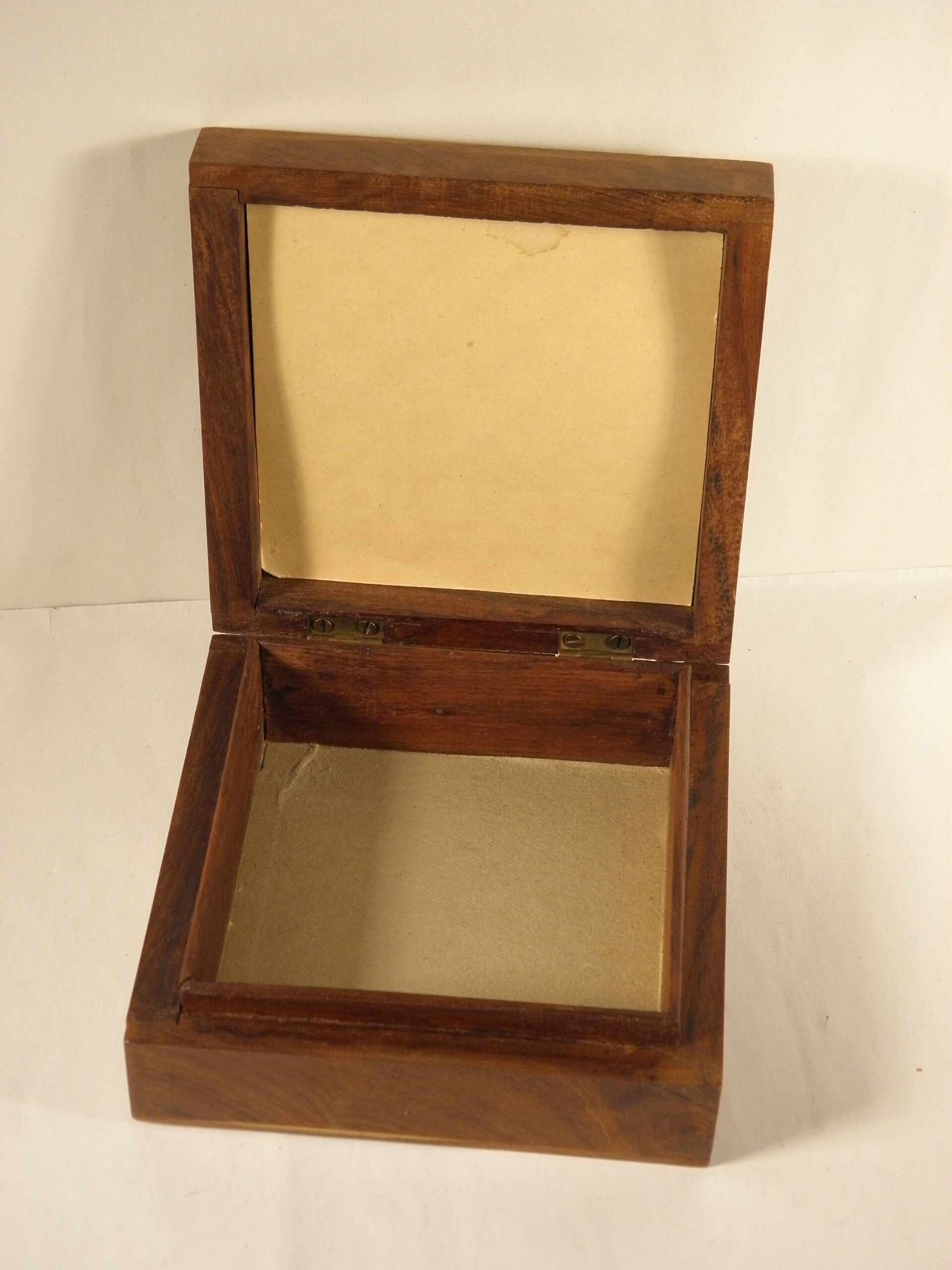 Openwork wooden box 13 x 13 cm