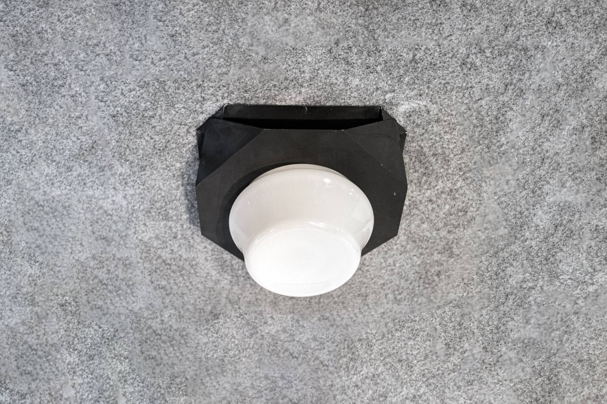 Lampada plafoniera in ferro verniciato e vetro. italia anni '60