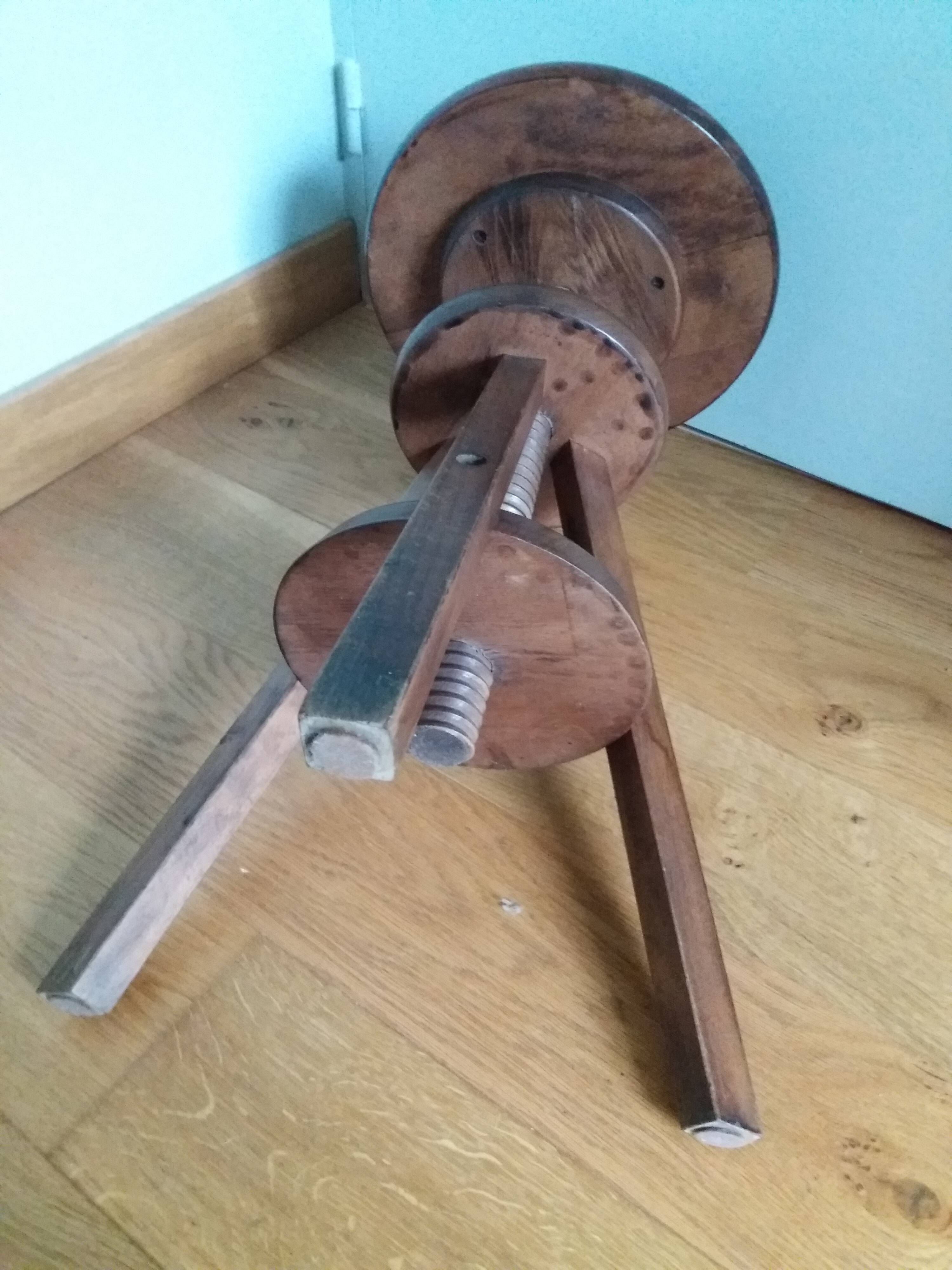 Adjustable screw tripod stool