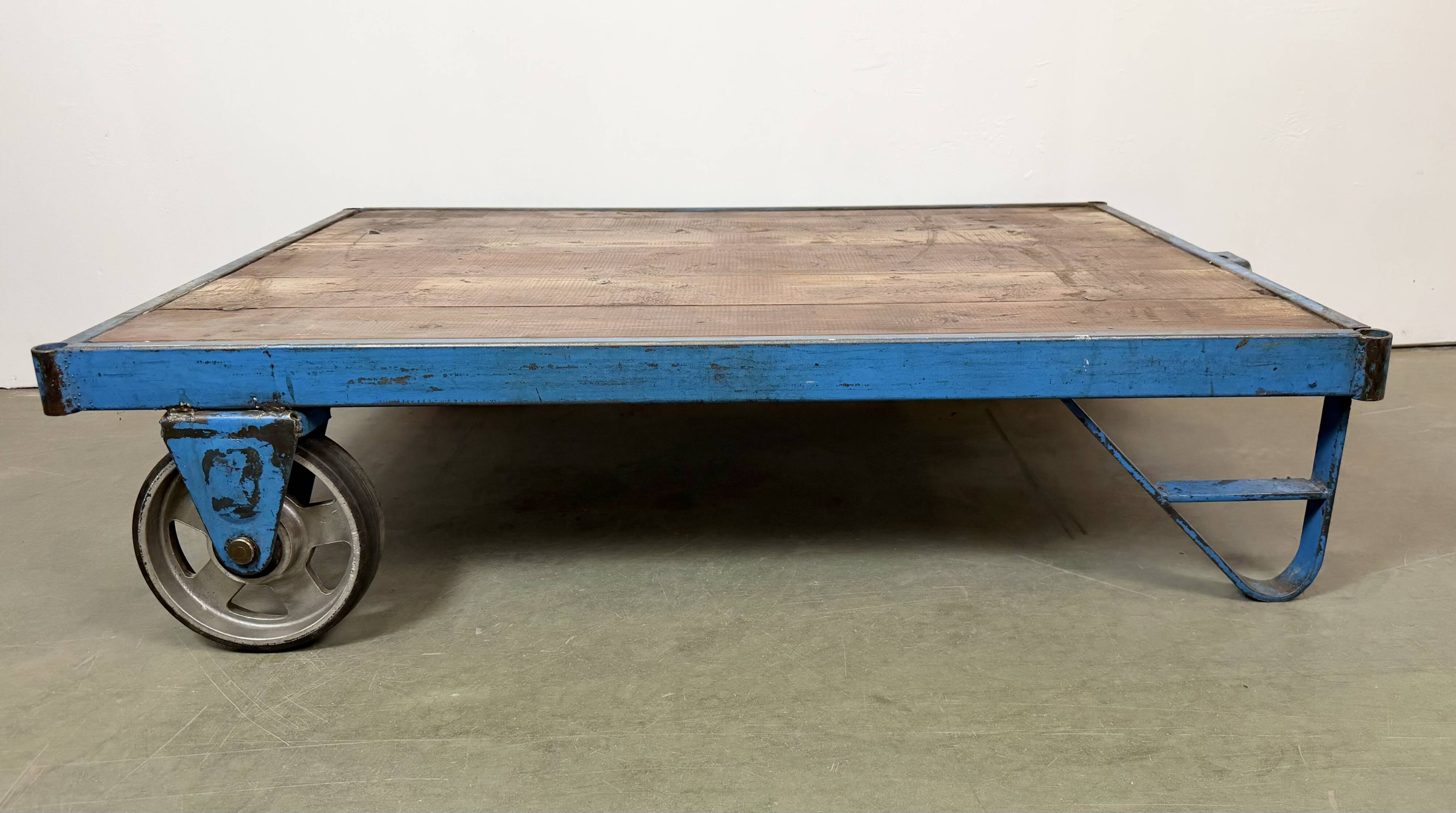 Table basse industrielle bleue, années 1960