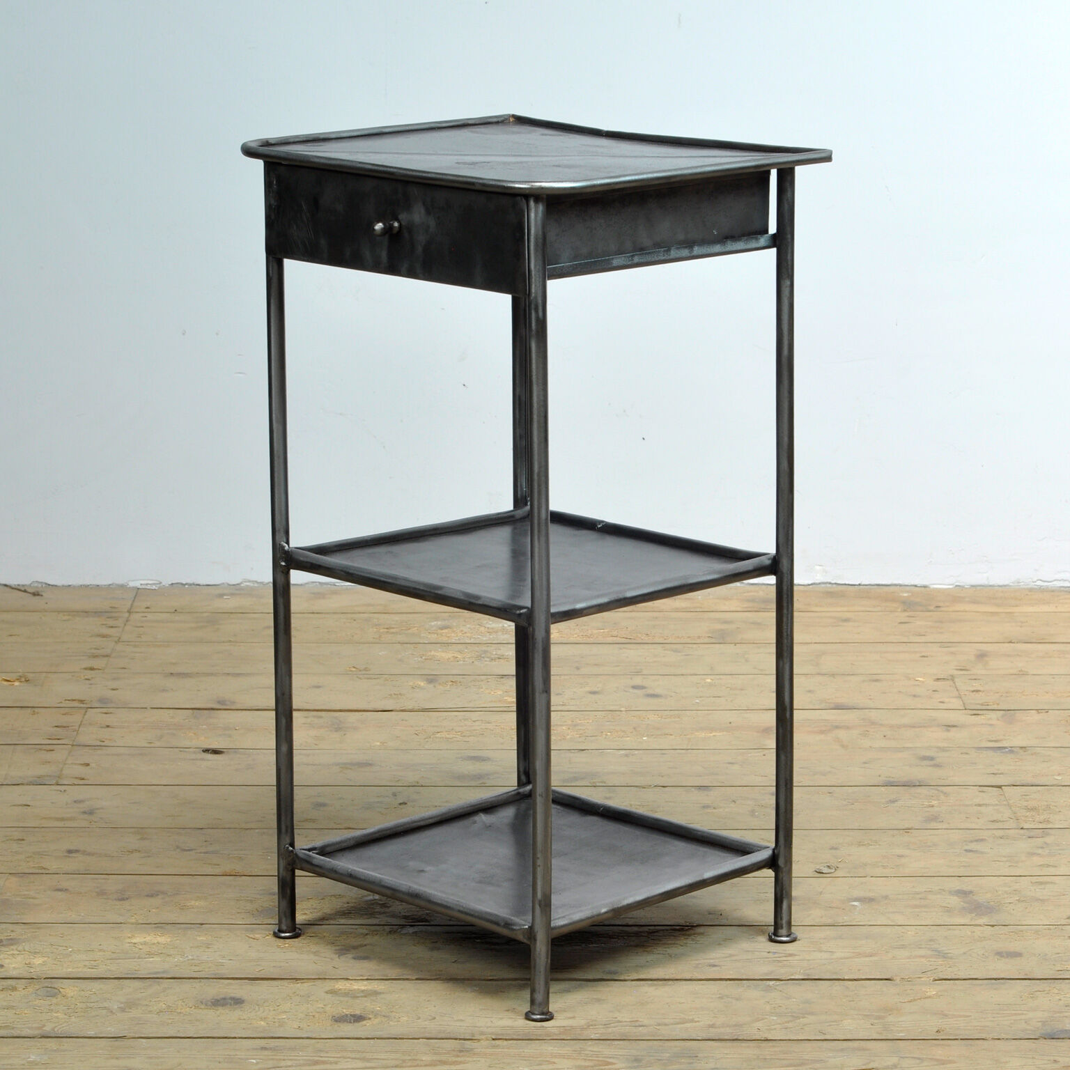 Paire de tables de chevet, années 1910