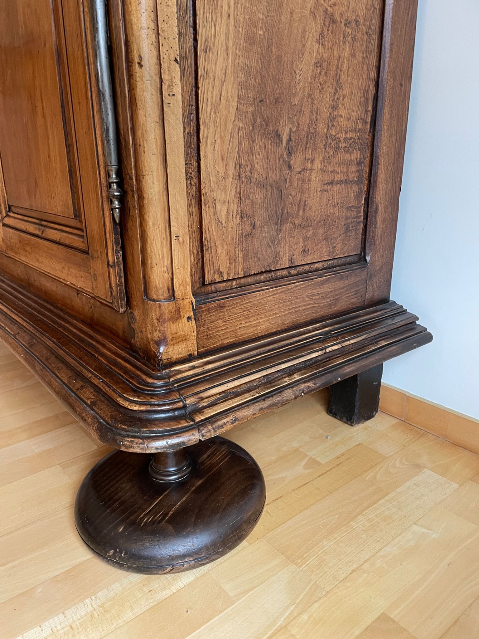 Eighteenth century castle cabinet in walnut Louis XIII style