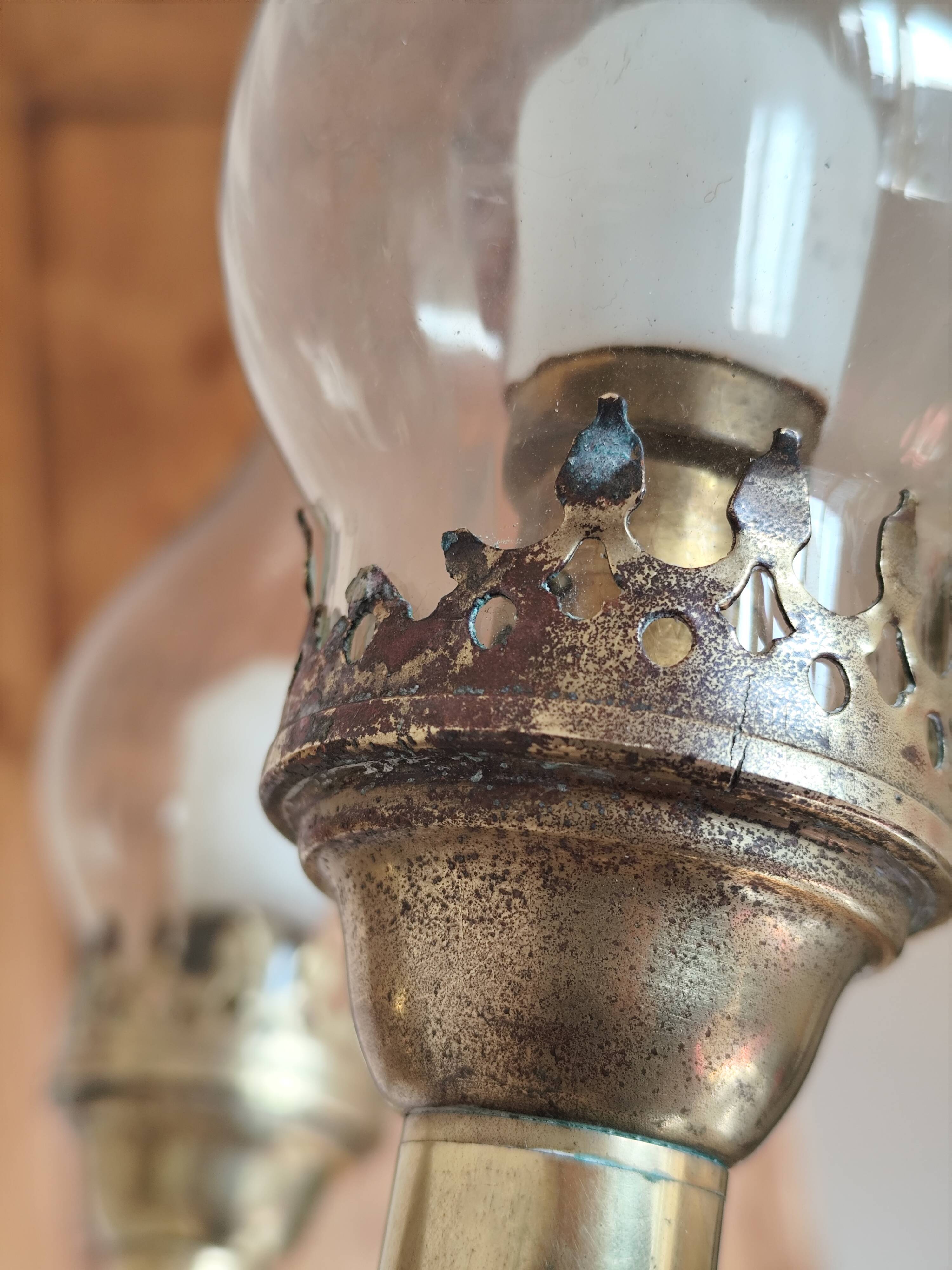 2-light wall light in brass and glass tulips