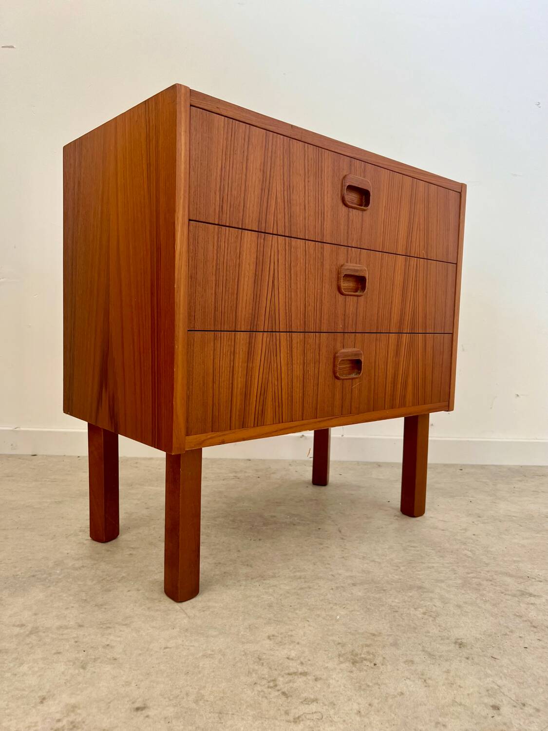Small chest of drawers or bedside table in teak, Scandinavian design from the 70s vintage