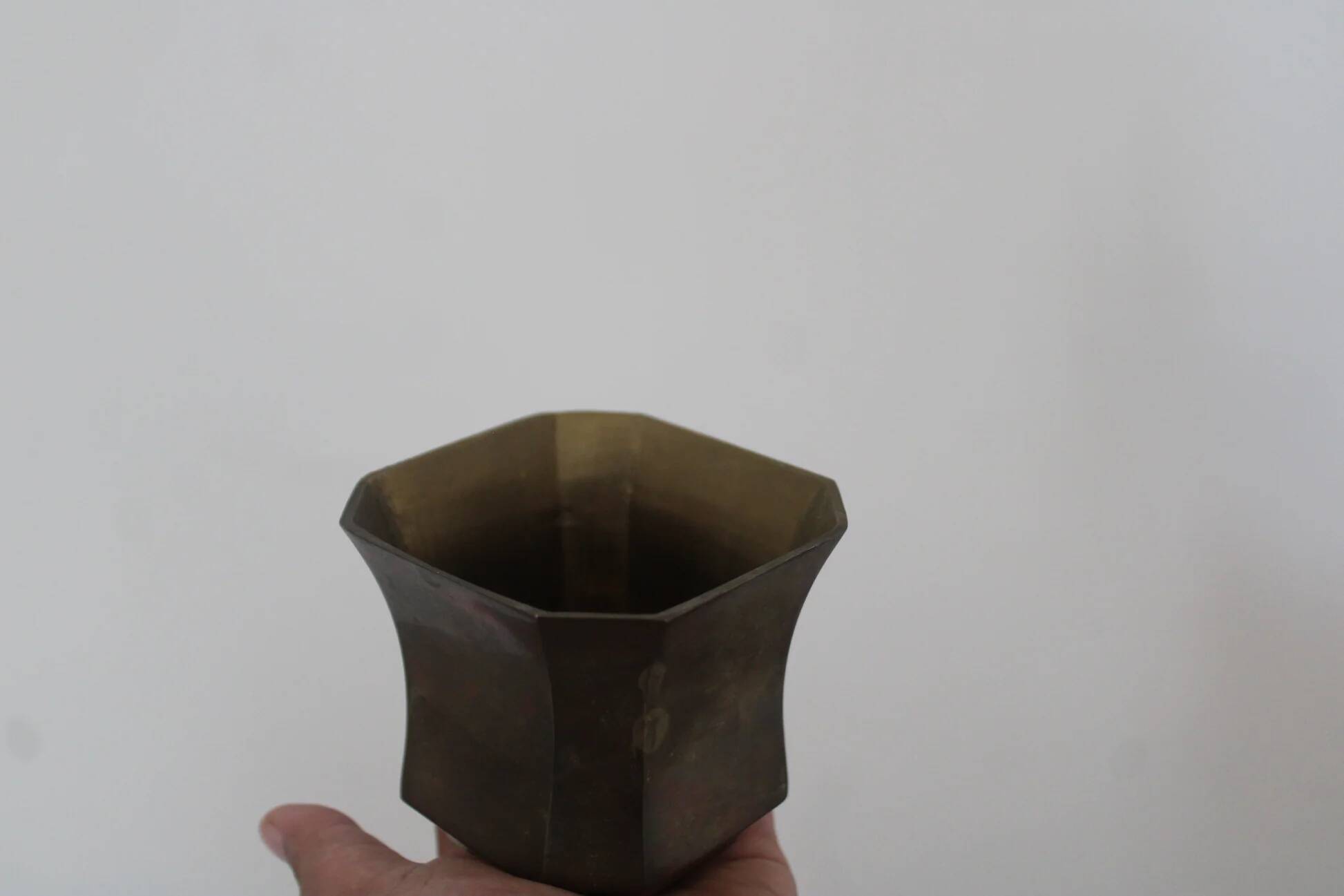 Cache-pot Lancel à 8 pans en métal doré patiné