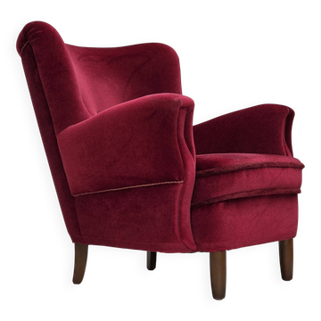 Fauteuil danois des années 60, velours d'ameublement rouge cerise, pieds en bois de hêtre.