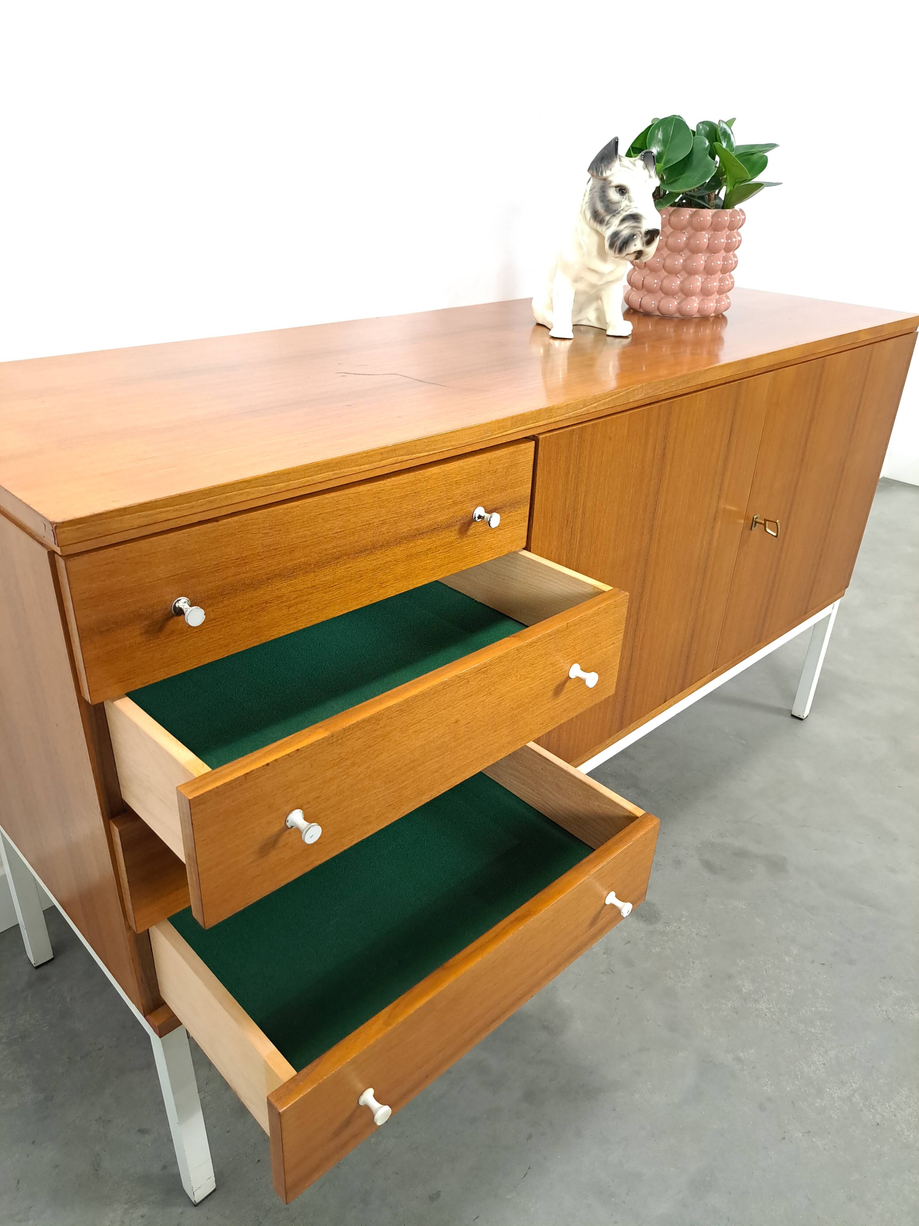 Fineer dressoir uit Zweden met wit stalen poten