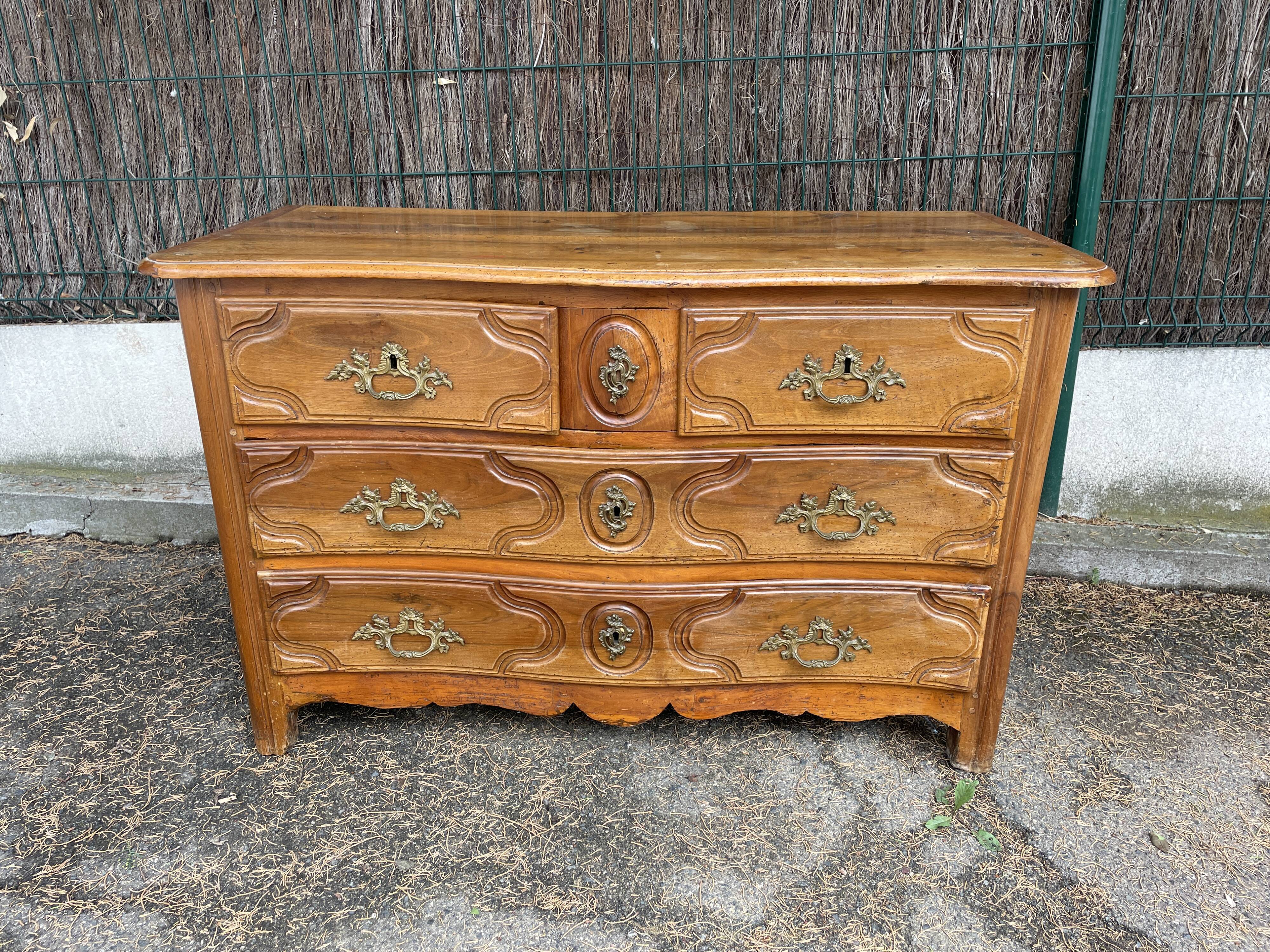 Parisian chest of drawers in walnut Louis XV period with secret drawer, 18th century.