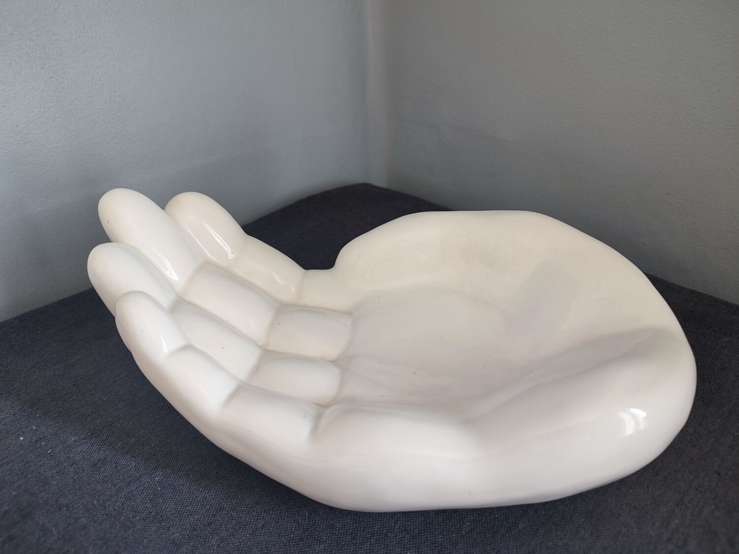 Empty hand ceramic pocket from the 80s