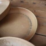6 assiettes plates à rebords en grès