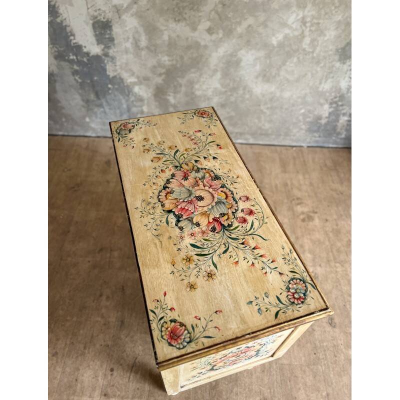 Commode peinte au décor fleuri