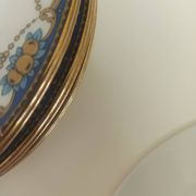 12 assiettes en porcelaine de Limoges à décor de guirlandes et de fruits