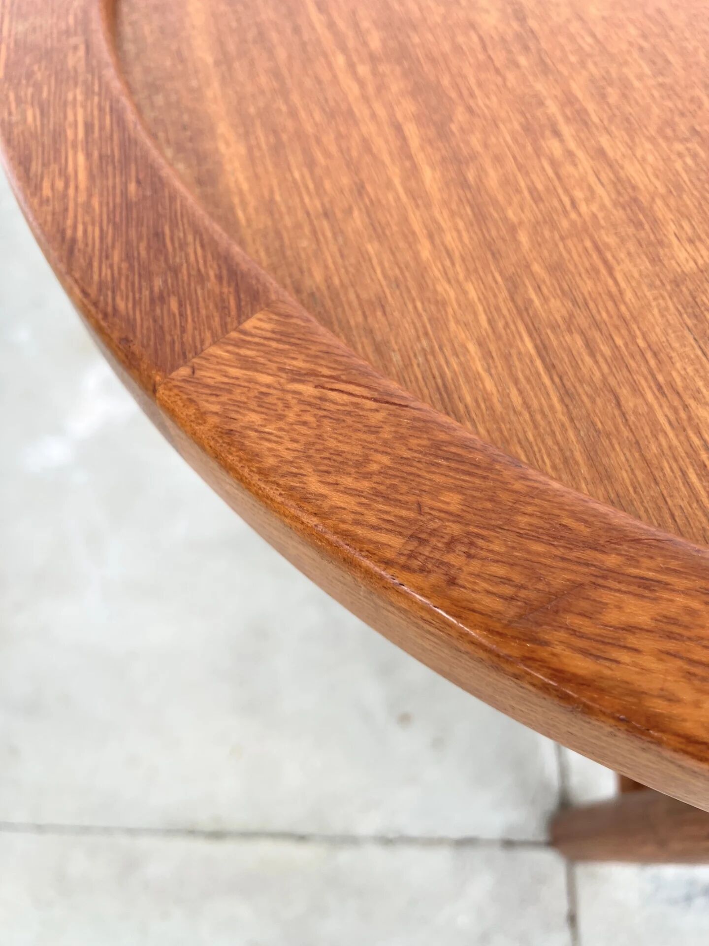 Duo of round coffee tables with a reversible top — Crossed base