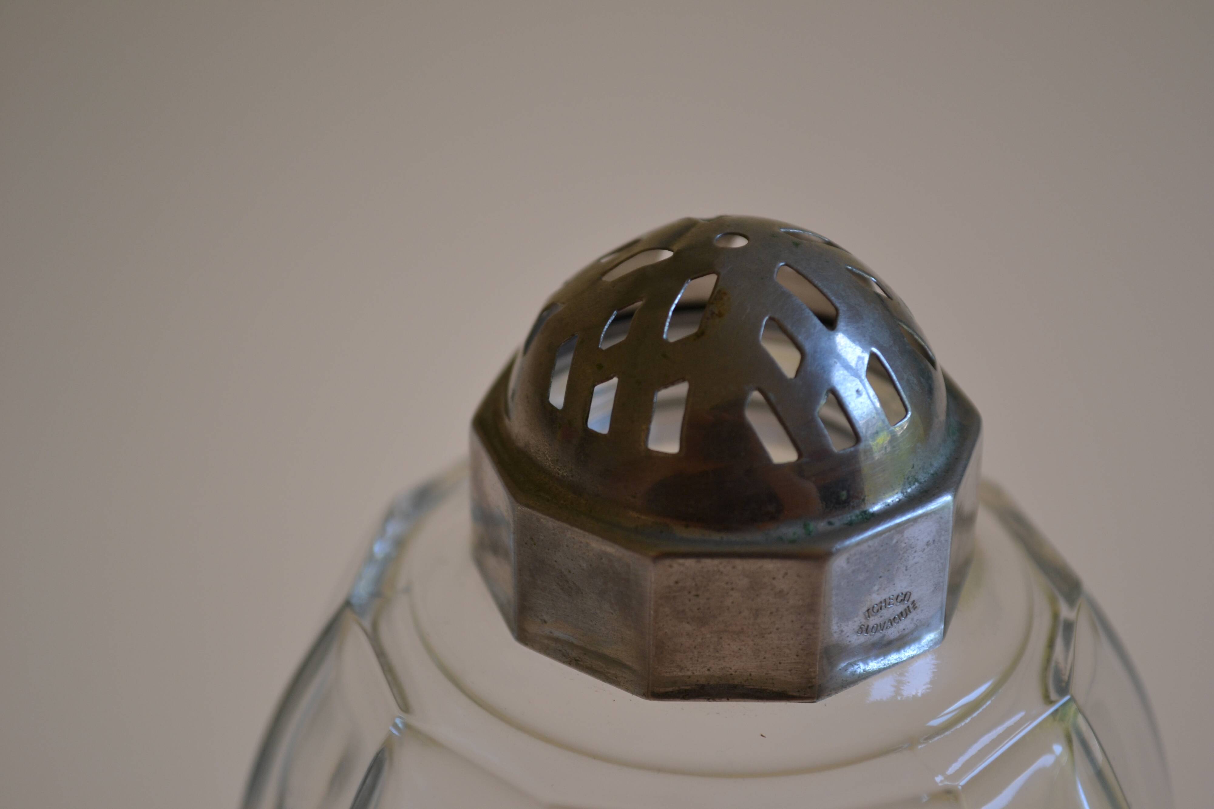 Sucrier Saupoudreuse Art Déco en verre de Tchécoslovaquie