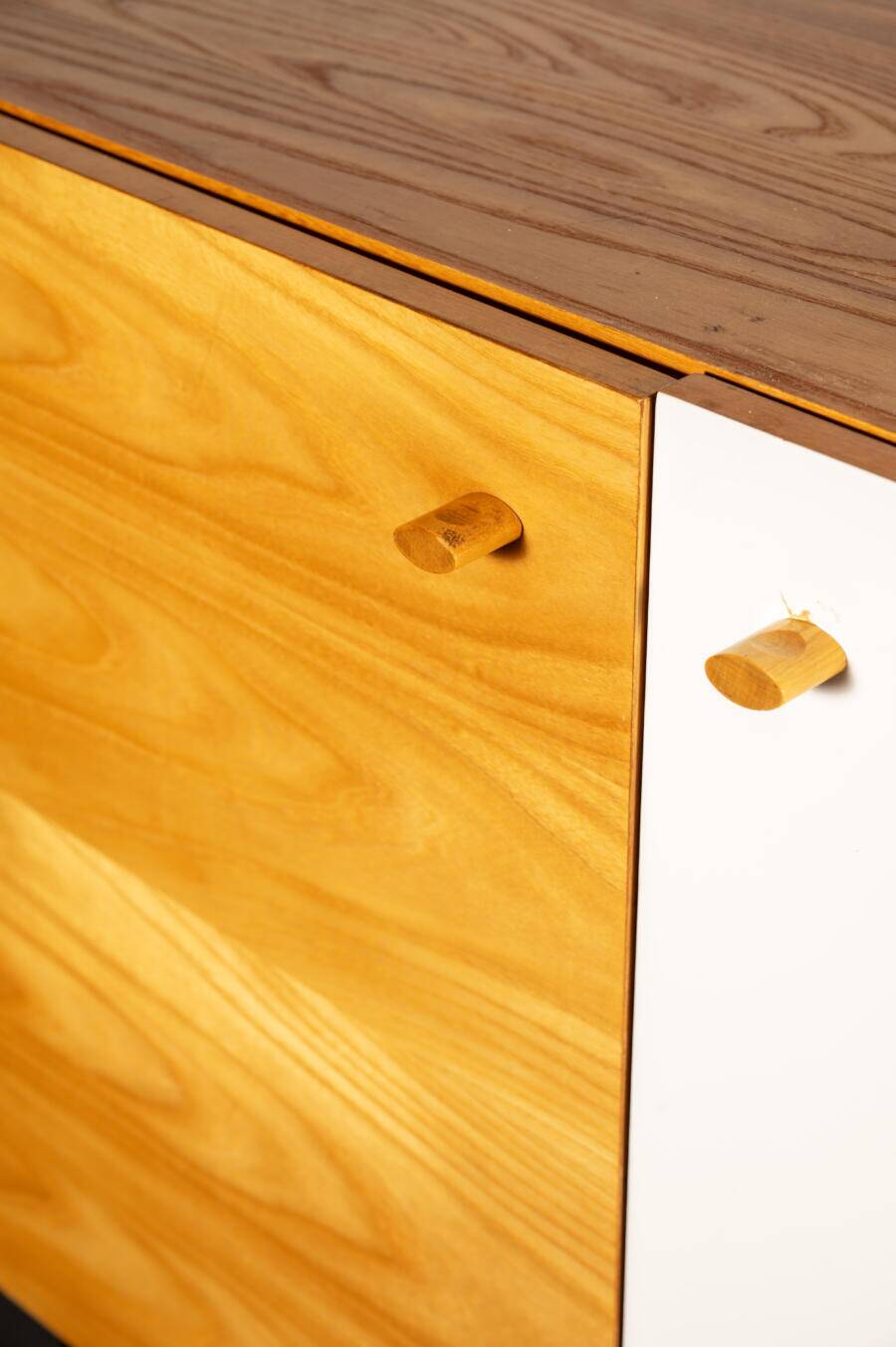 Meuble de rangement en bois blond et stratifié blanc