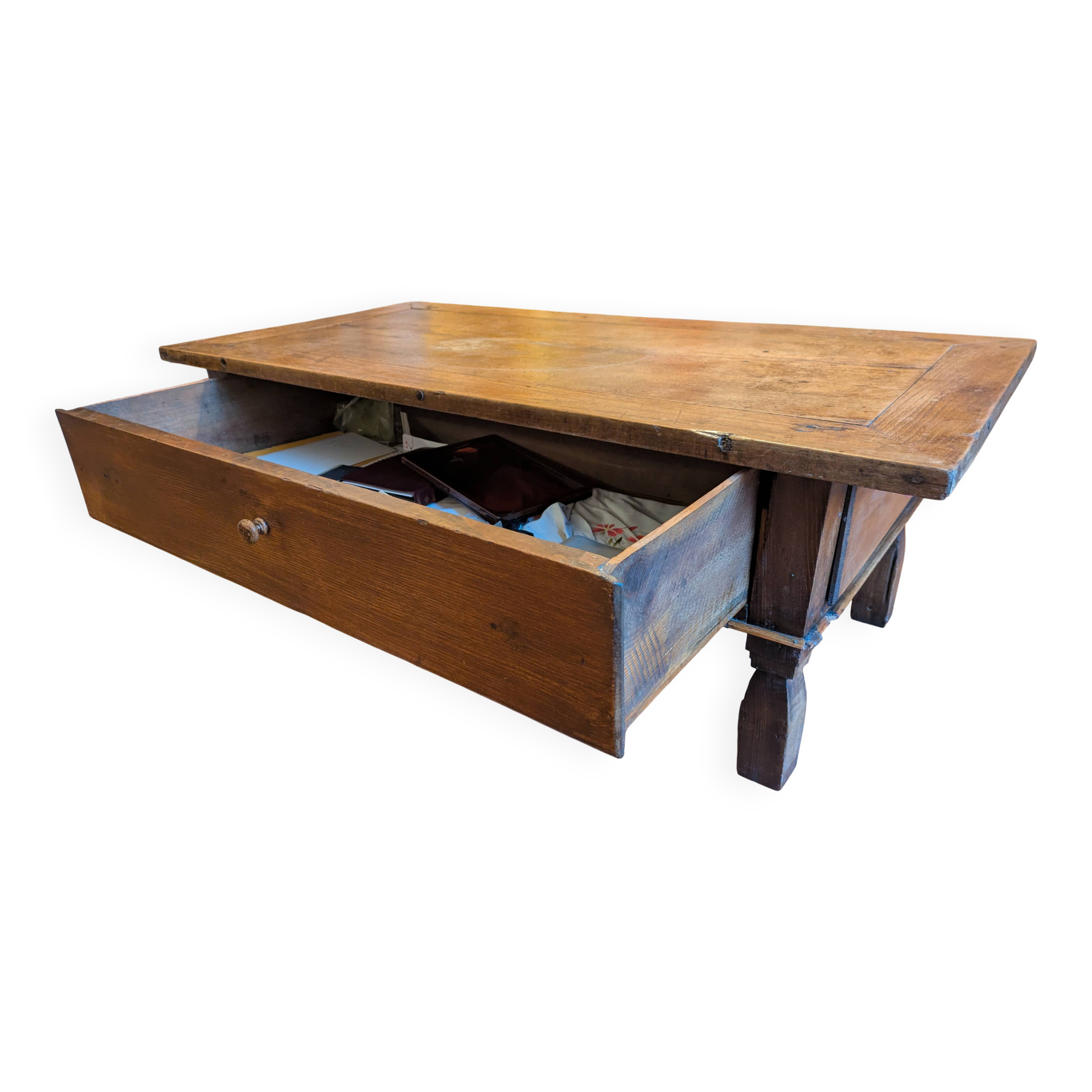 Solid oak coffee table in the style of a maie.