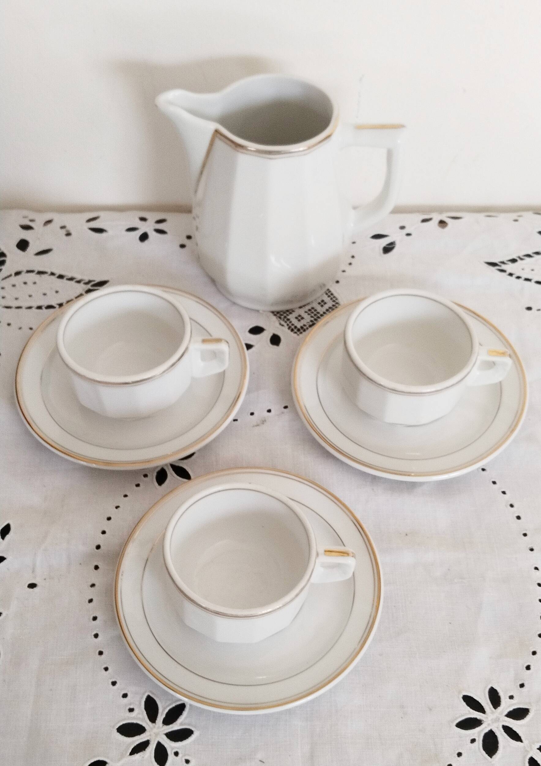 Set of 3 white and gold bistro coffee cups and coffee pot, in porcelain