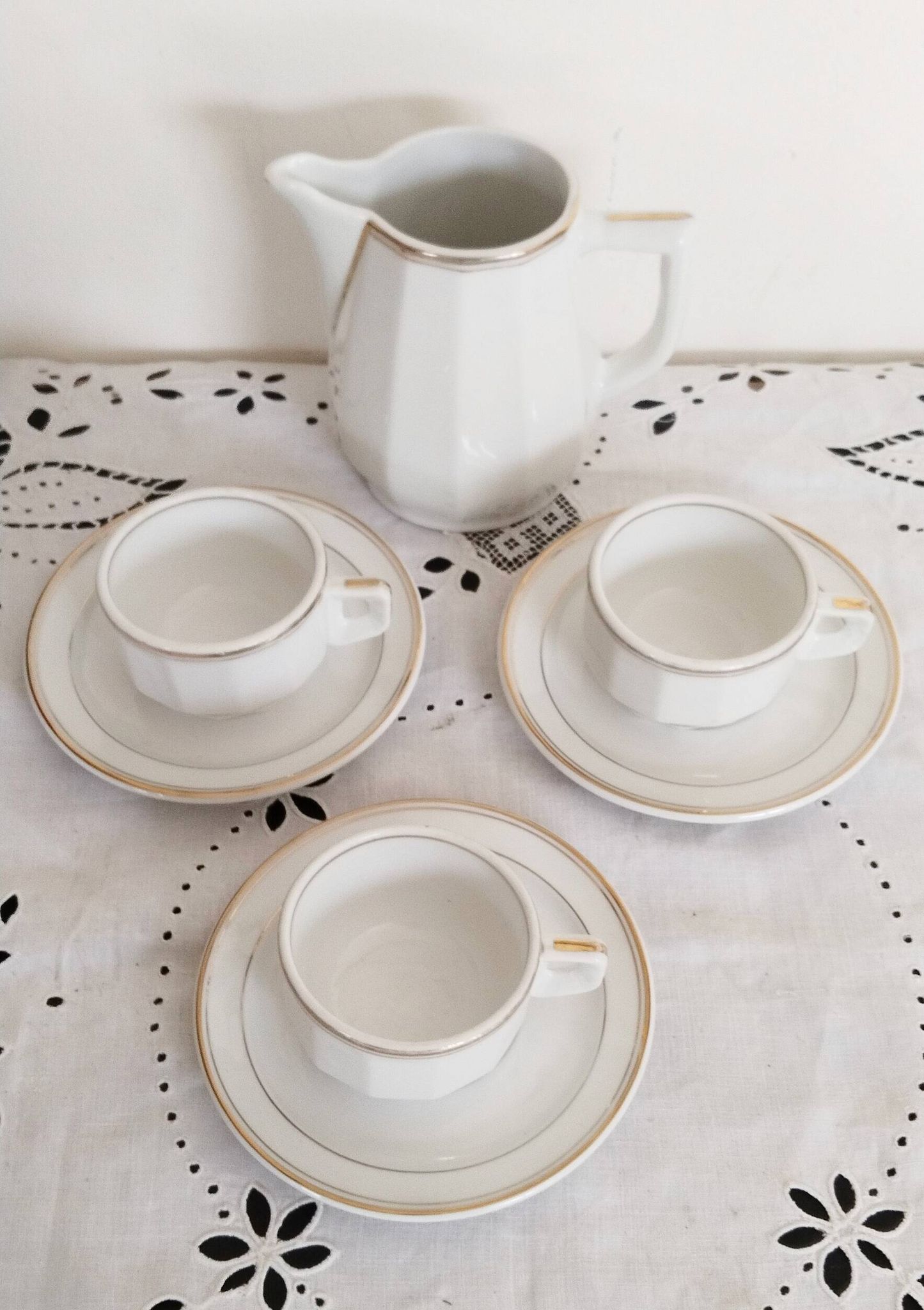 Set of 3 white and gold bistro coffee cups and coffee pot, in porcelain