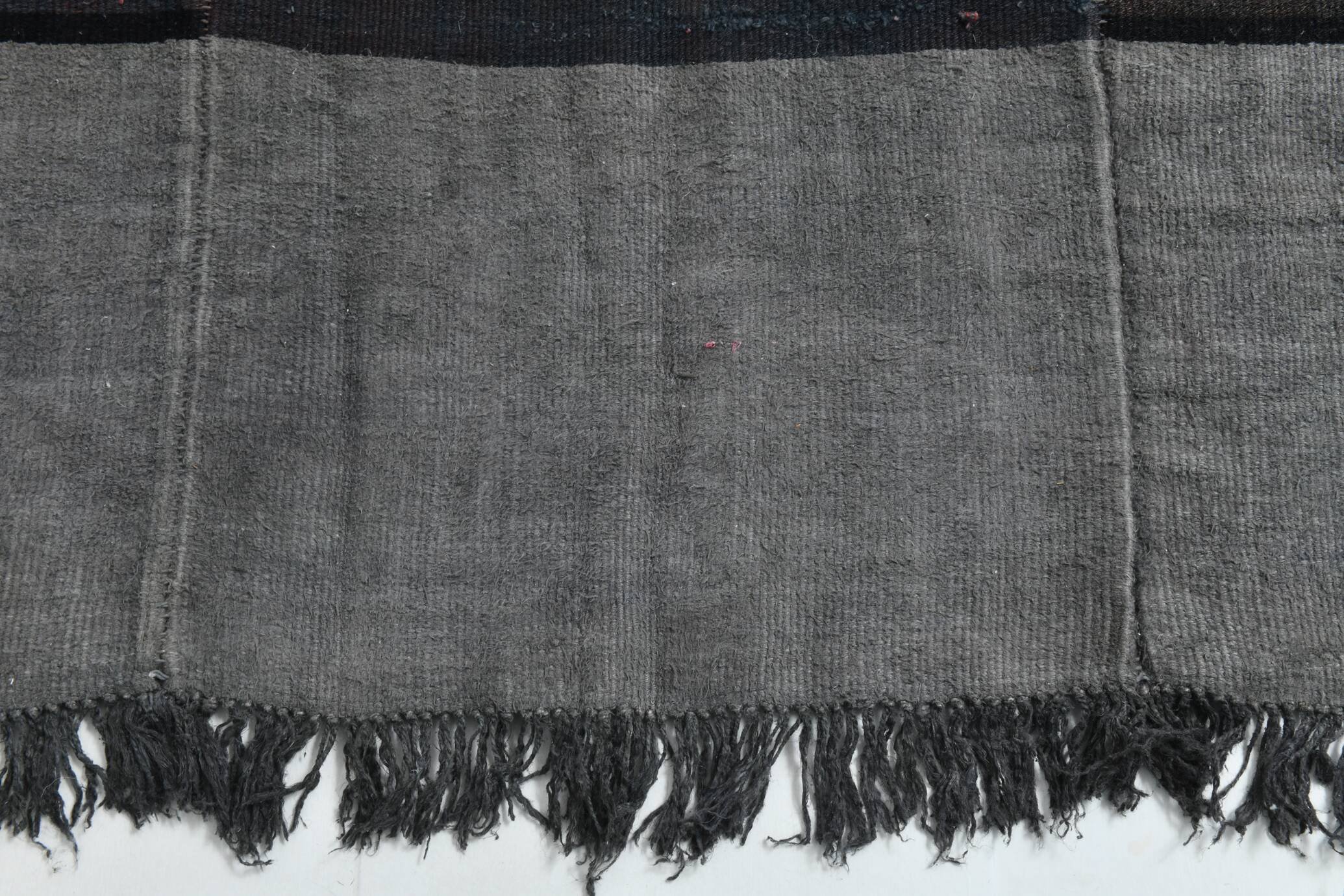 Tapis kilim turc gris et noir de style moderne du milieu du siècle, 190 x 306 cm