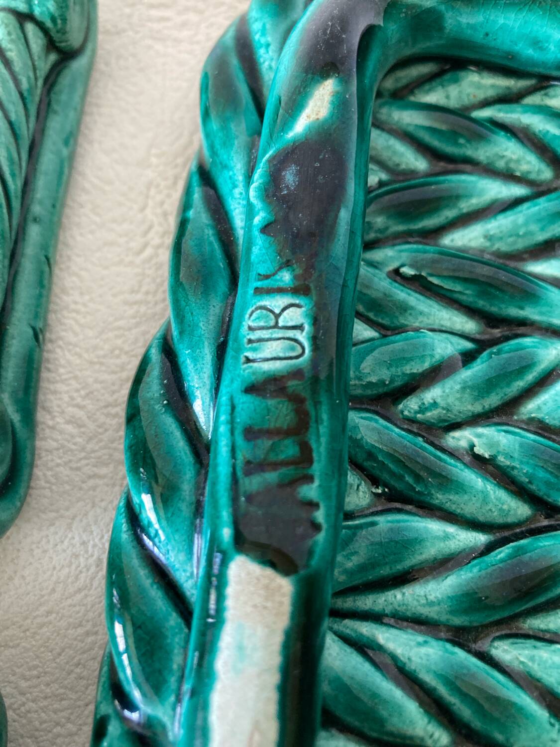 Table set in green Vallauris woven Barbotine