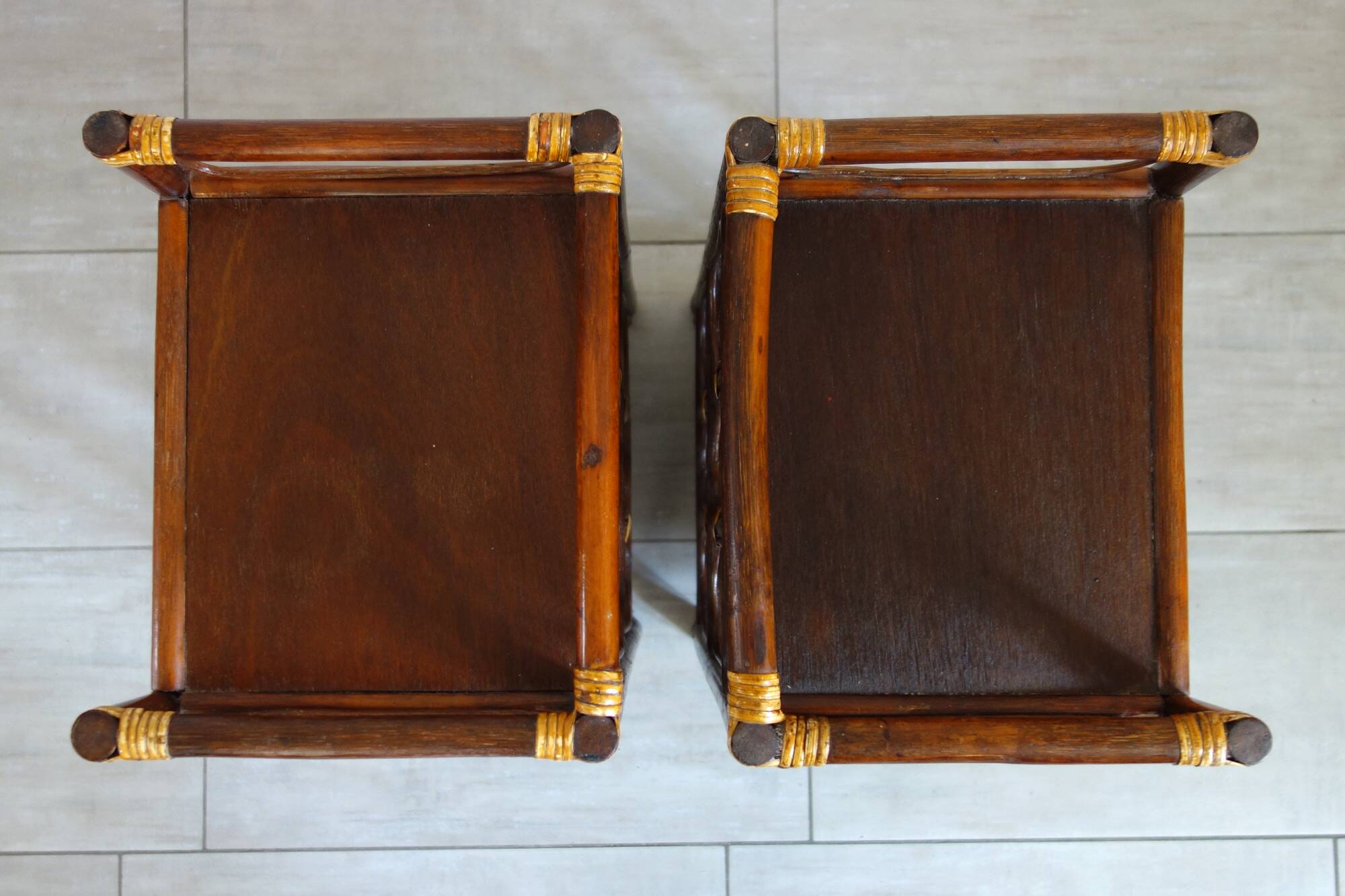 Lot 2 tables d’appoint / de chevet en rotin année 60
