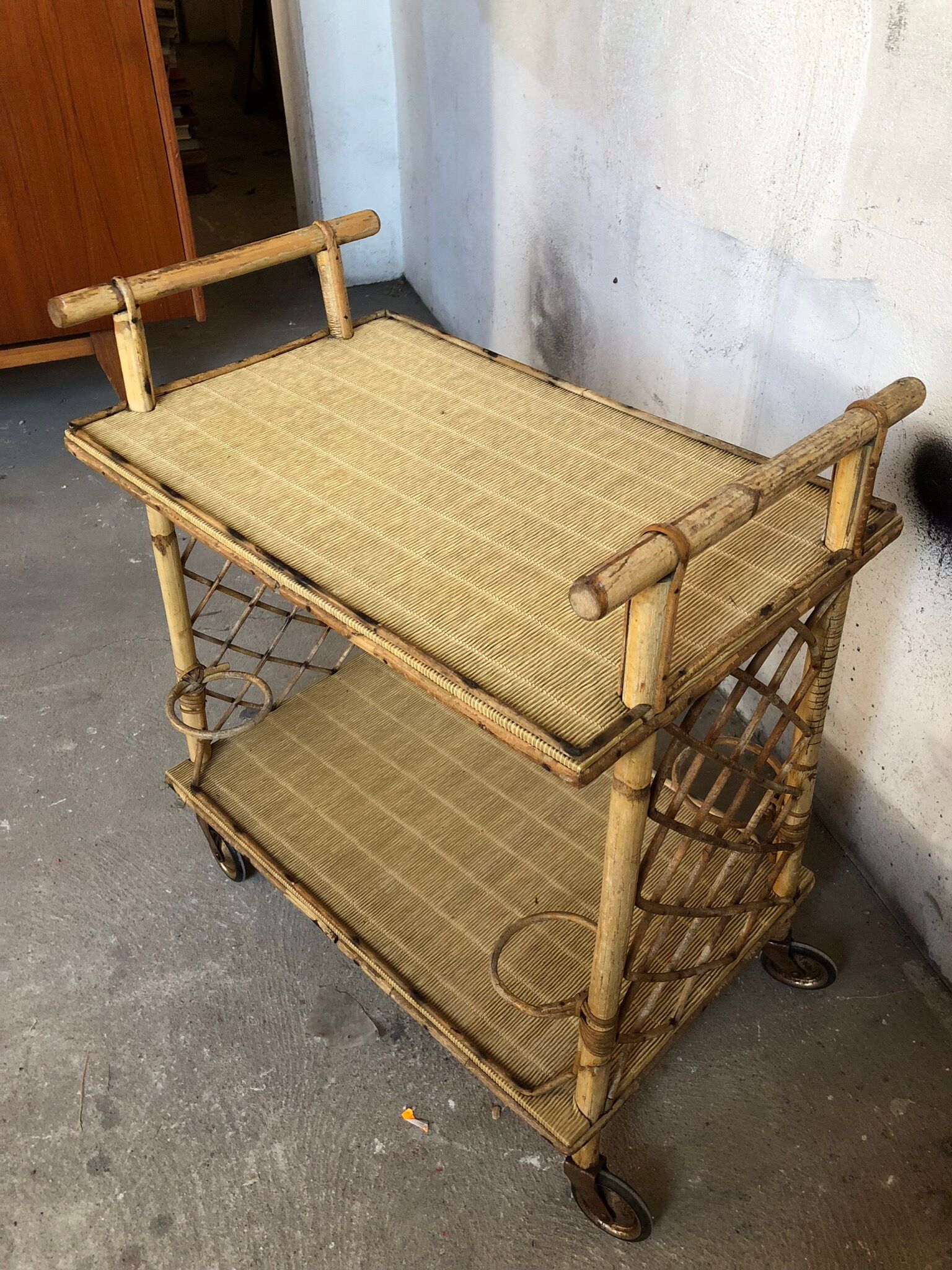 Skateboard rattan serving